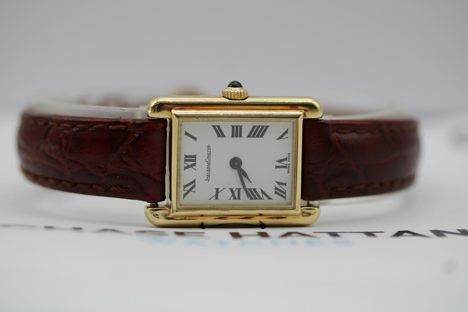 Un elegante e raffinato orologio d'epoca Jaeger-LeCoultre in oro giallo 18 carati, che si ritiene risalga alla metà degli anni '80. Questo esemplare è in condizioni eccellenti: il quadrante bianco e il vetro zaffiro sono privi di segni, mentre la