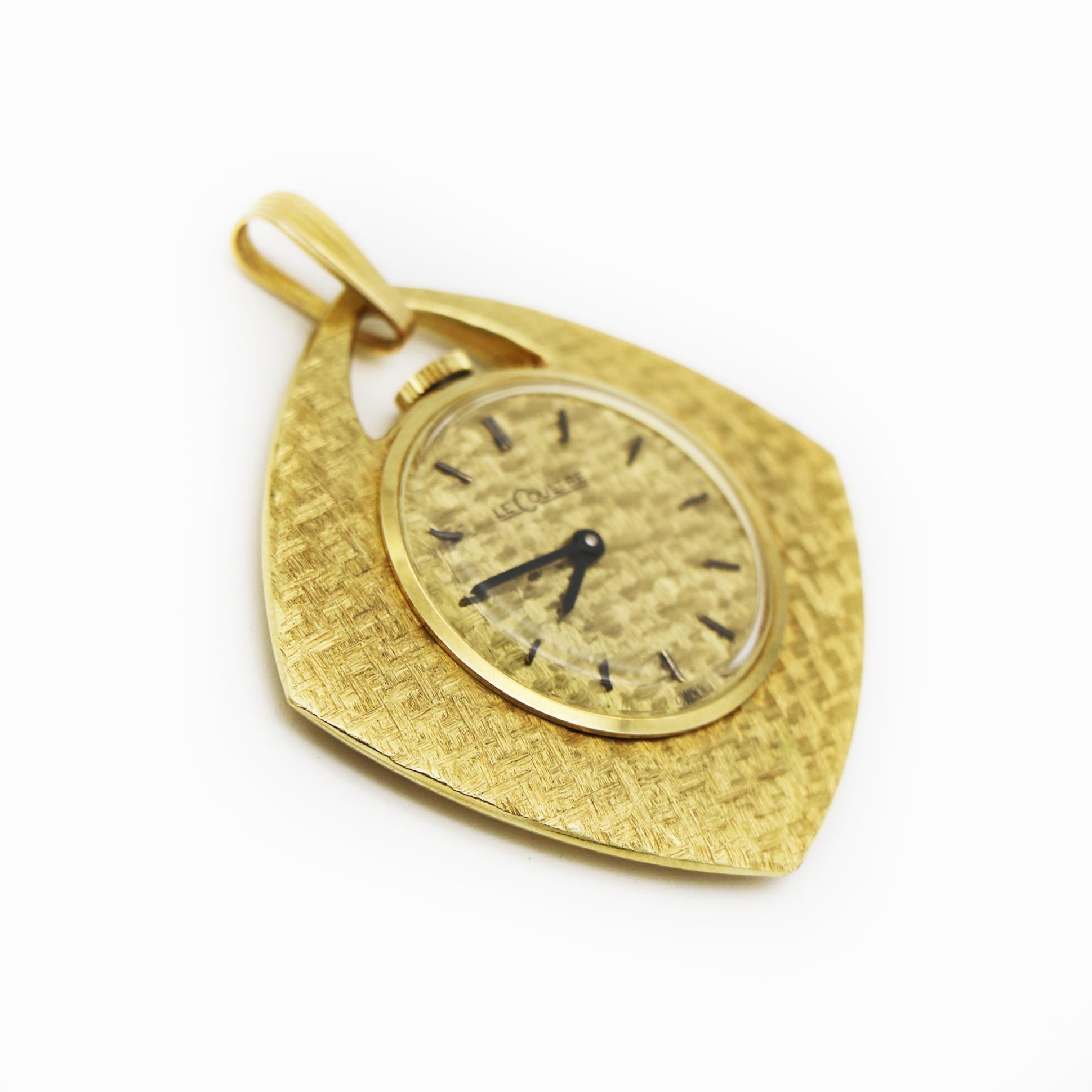 Jaeger-LeCoultre
Vintage-Anhänger Uhr 
Massives Gehäuse aus 18 Karat Gelbgold
Goldenes Zifferblatt mit schwarzen Markierungen
Schwarze Stunden- und Minutenzeiger
Acrylkristall 
Aufwändiges Muster auf Lünette und Zifferblatt
Mechanisches