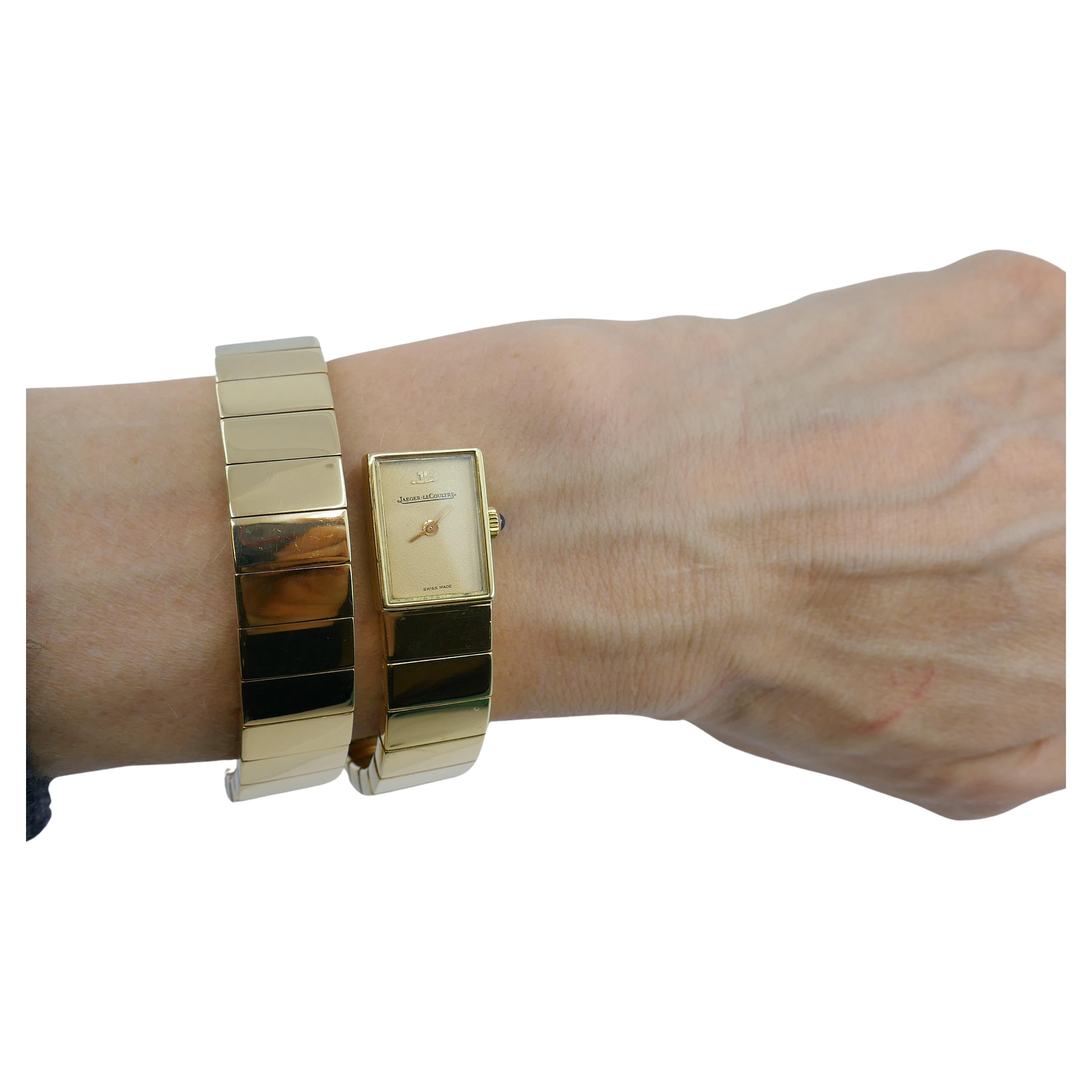 A chic vintage 18k gold watch by Jaeger-LeCoultre. The watch is circa 1950s and carries an amazing timeless look of the Mid-century modern style.
The bracelet of tubogas design features high-polished gold, tile-like links. The links look great along