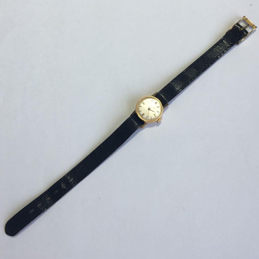 Black leather strap, dial and gold metal case. Ivory background. Mechanical winding.
Serial number: 1021613.
Watch in good condition. The bracelet is in use, the case is in good condition, micro scratches of use on the dial and on the glass (see