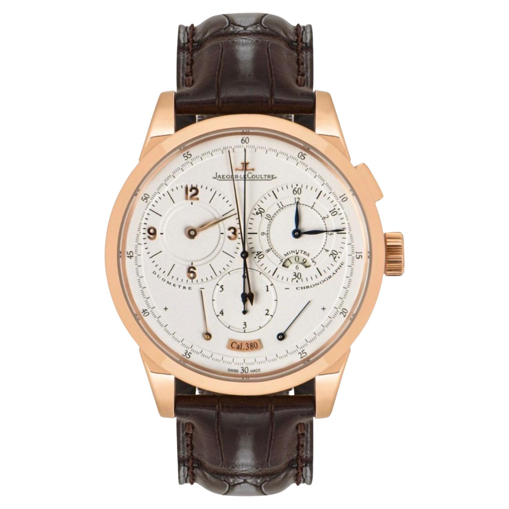 Une montre-bracelet classique Duometre Chronograph en or rose de Jaeger-LeCoultre. Il est doté d'un cadran crème avec un indicateur de réserve de marche, de 3 sous-cadrans indiquant les 12 heures, les minutes et une petite seconde. Le cadran est