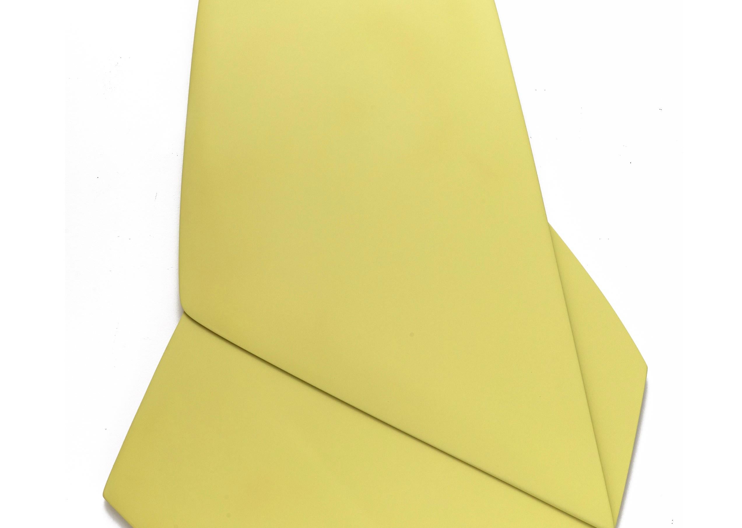 Dreiecks-Dreieck (Gelb), Abstract Sculpture, von Jaena Kwon