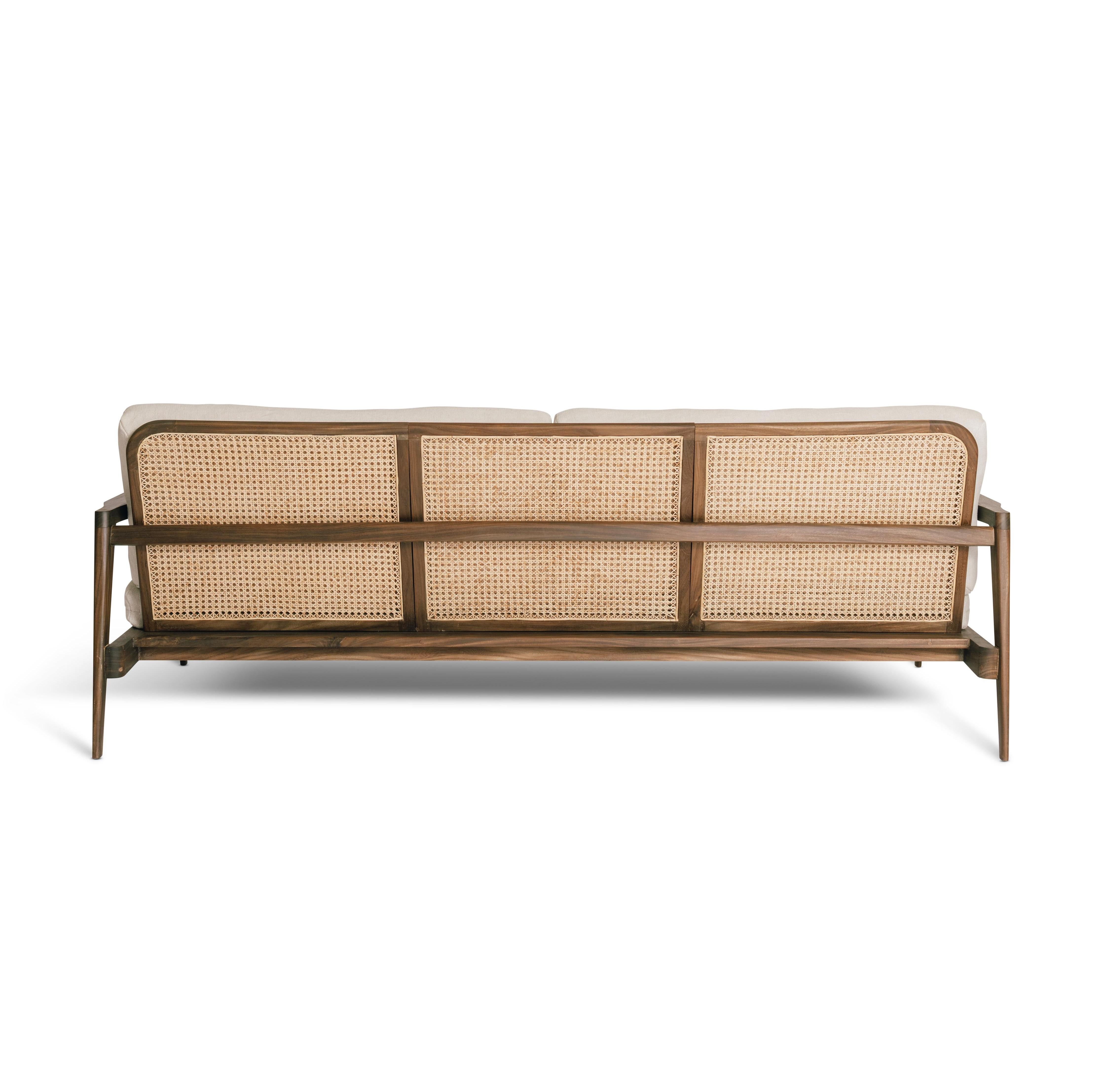Mid-Century moderno Jaffna Sofa, Mid Century Modern Style, Linen, Rattan, Nedun Solid Wood in vendita