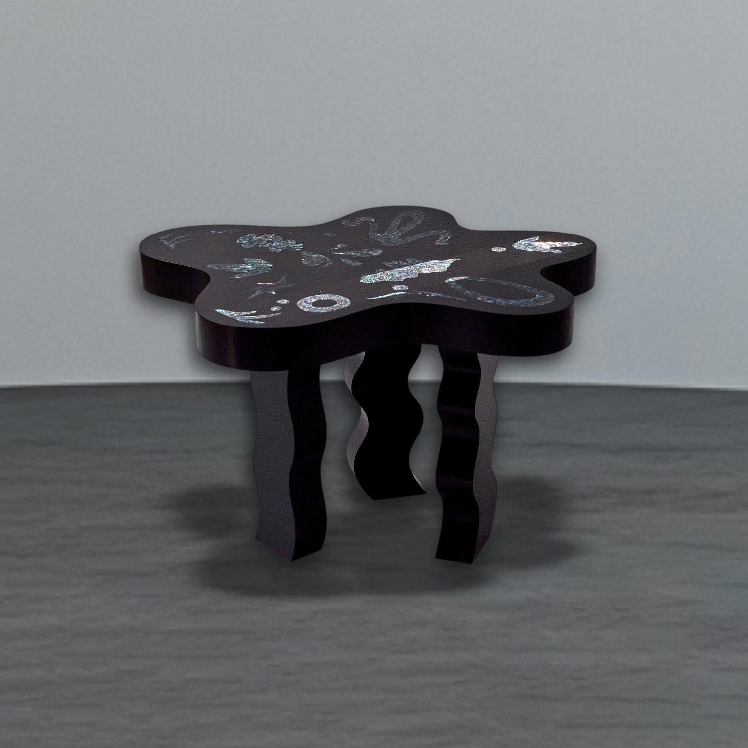Jagae, einzigartiger Couchtisch, 2022 von WKND Lab
Farbe: Schwarz
Größe: 70,0 x 55,0 x 84,0 cm
Technik: Lack, Mosaik aus Perlmutt
MATERIAL: Holz
Erbe: Korea

Der Jagae-Tisch ist ein einzigartiger Couchtisch mit eingelegten Perlmutt-Verzierungen auf