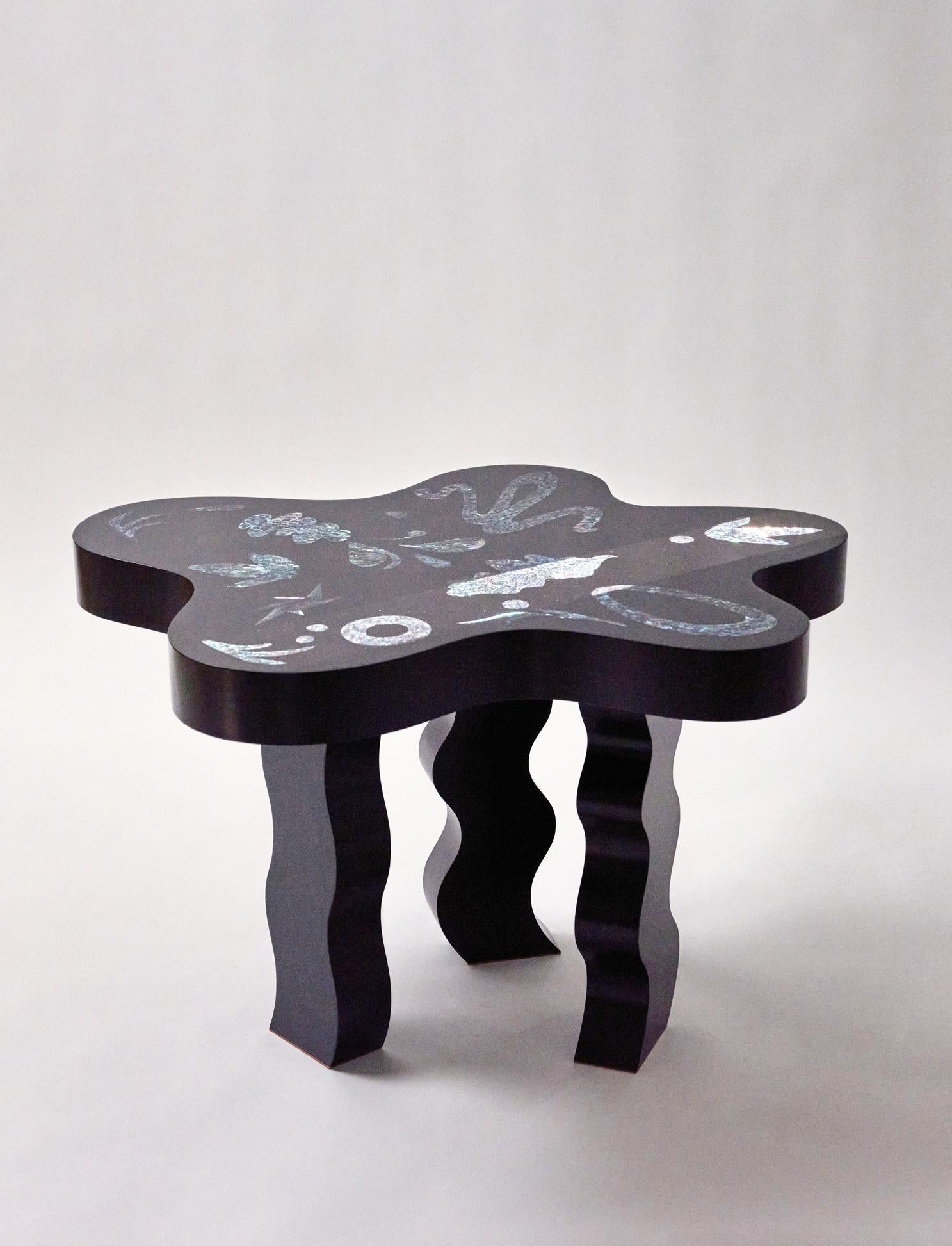 Bois Jagae,  Table basse noire avec ornements en nacre en vente