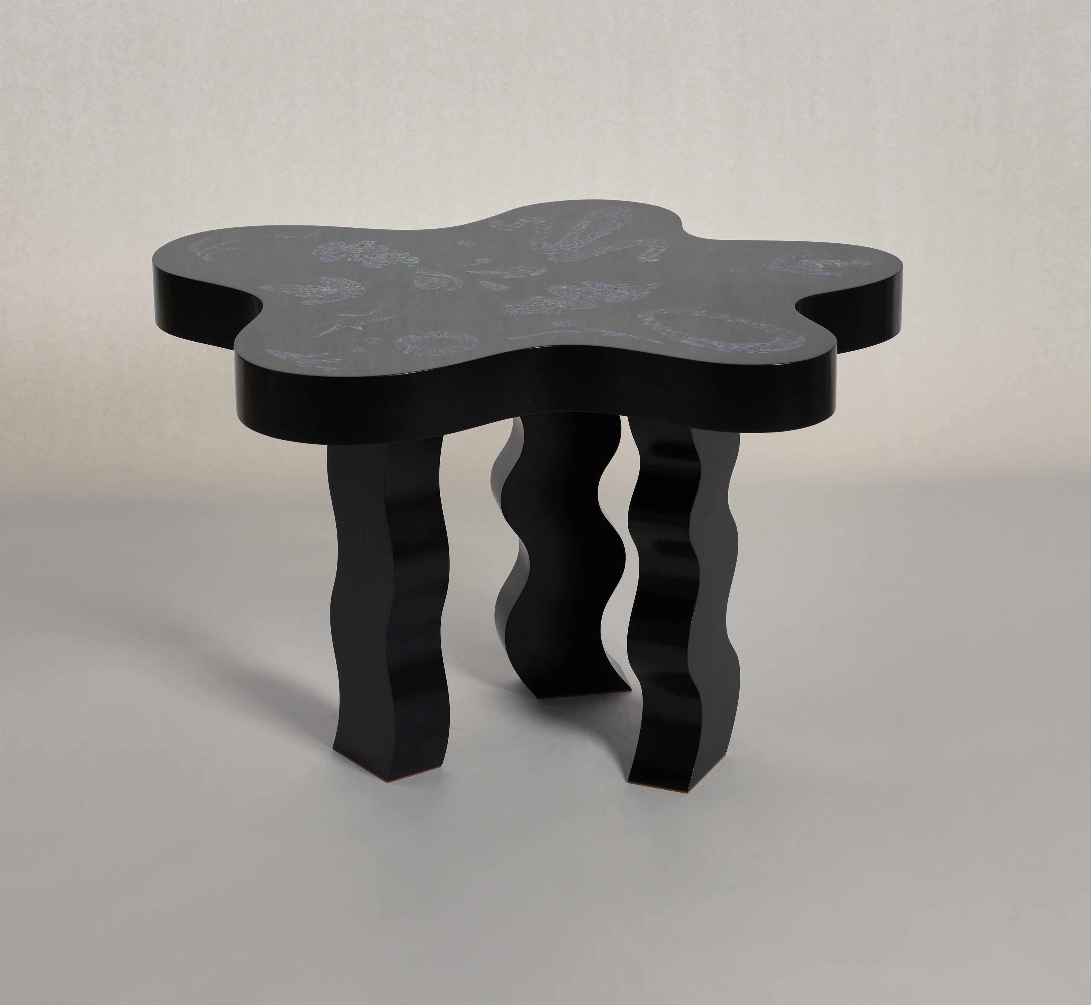 Moderne Jagae,  Table basse noire avec ornements en nacre  en vente