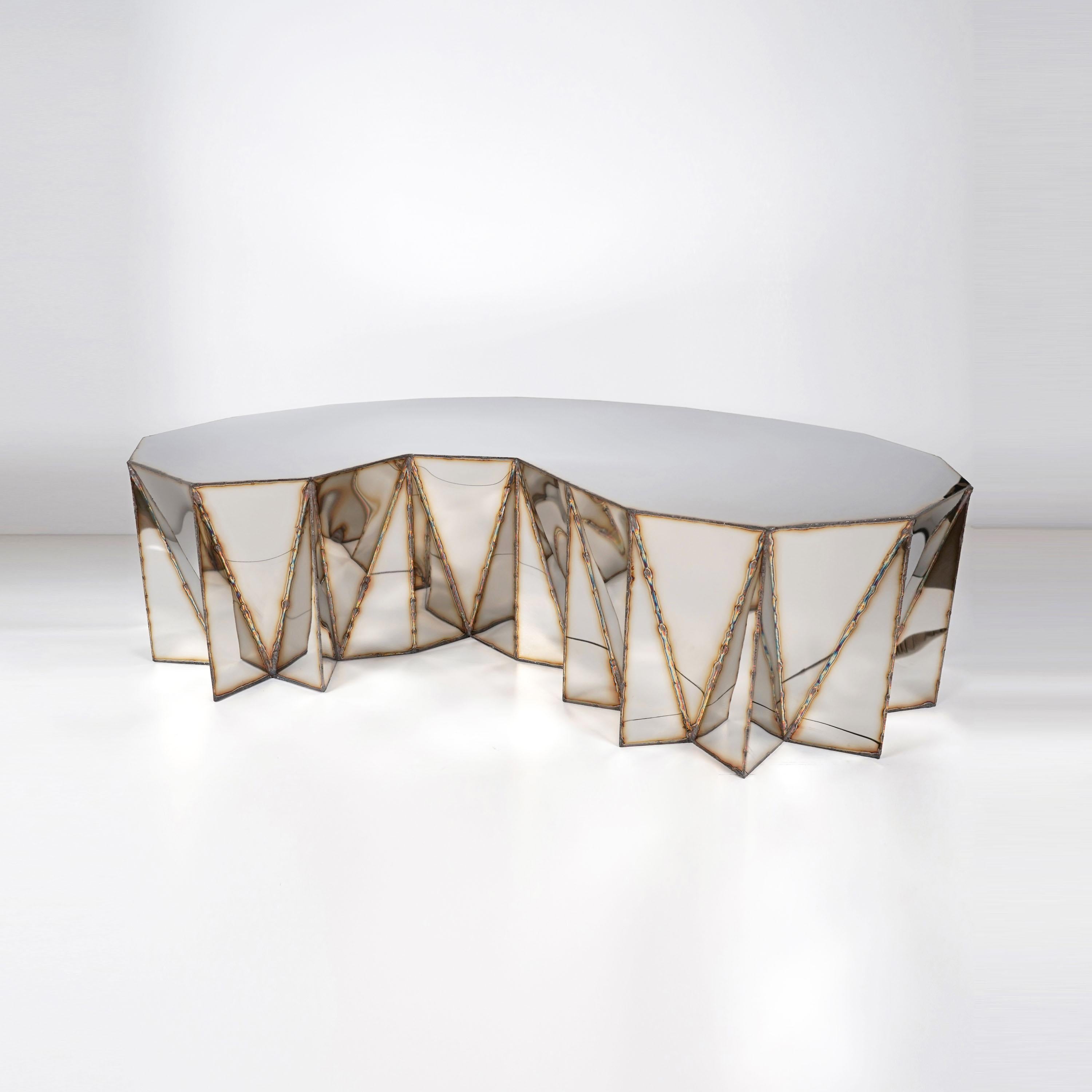 Mesa Jagged Edge Kidney de acero inoxidable pulido espejo de Julian Mayor
Edición limitada de 5 + 2AP.
Dimensiones: P 96 x An 154 x Al 40 cm. 
Materiales: Acero inoxidable pulido a espejo.

Julian Mayor es un artista y diseñador británico famoso por