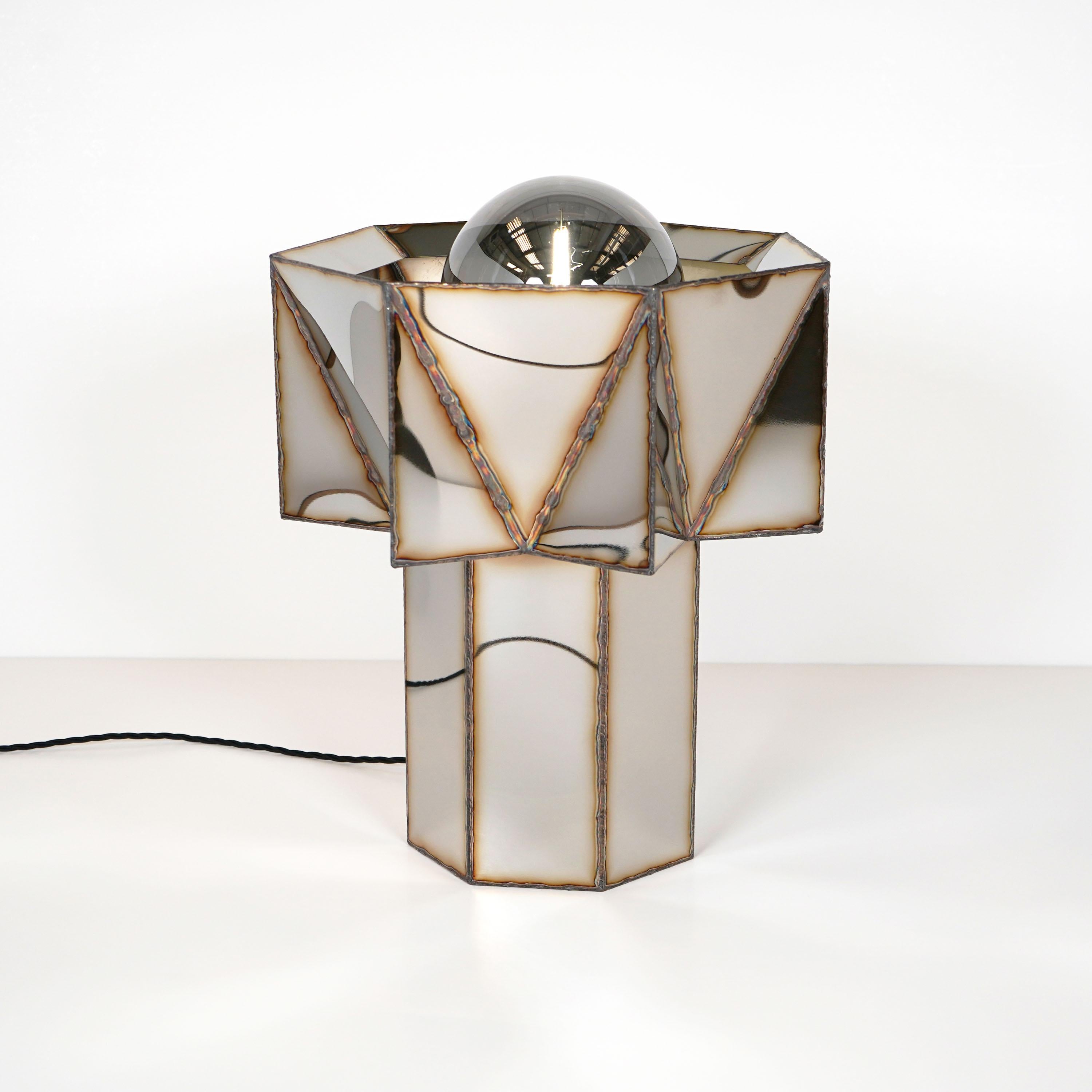 Lampe à poser Jagged Edge en acier inoxydable poli miroir soudé par Julian Mayor
Édition limitée à 8 + 4AP.
Dimensions : D 40 x L 40 x H 50 cm. 
MATERIAL : Acier inoxydable poli miroir.

Toutes nos lampes peuvent être câblées en fonction de chaque