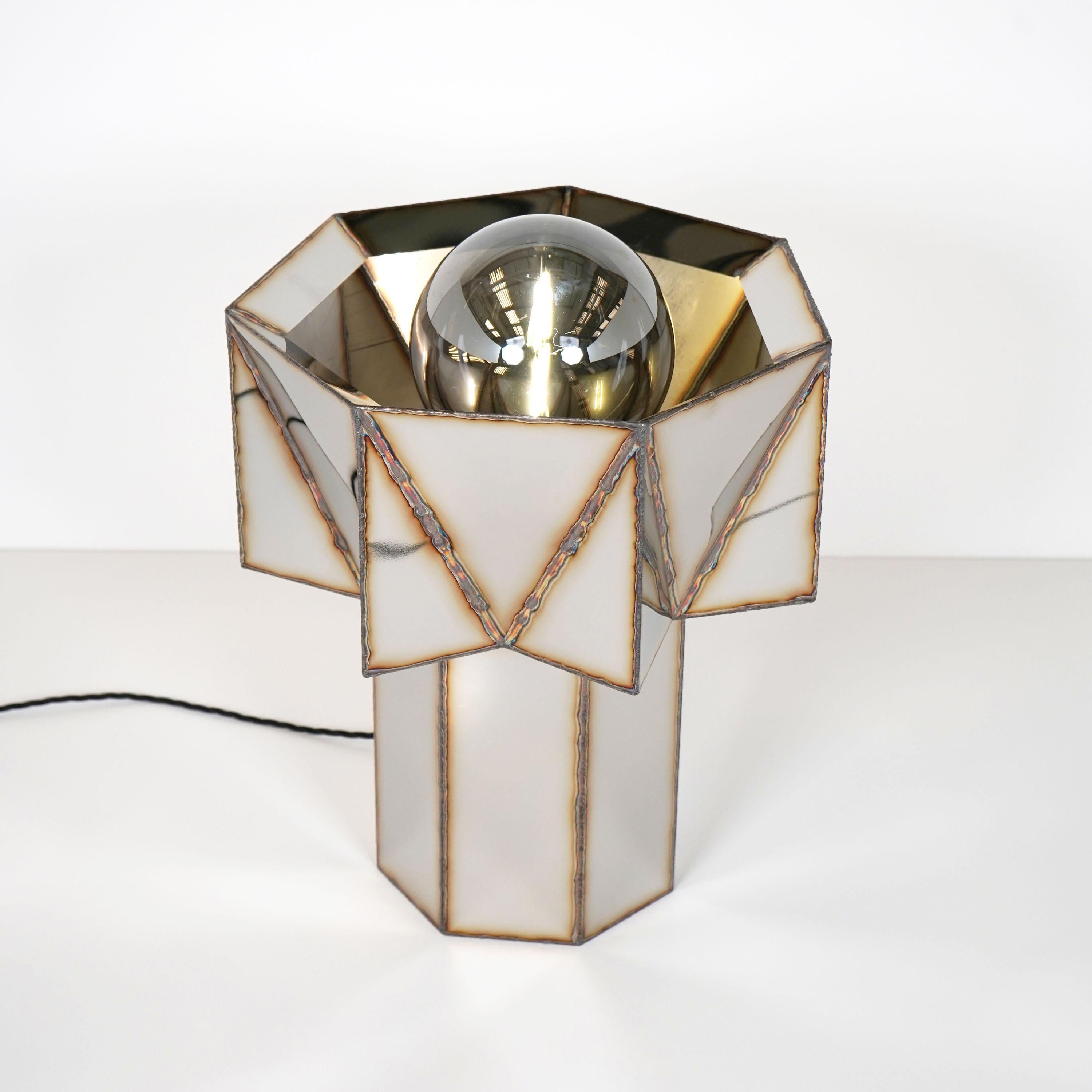 Britannique Lampe à poser Jagged Edge en acier inoxydable poli miroir soudé par Julian Mayor en vente