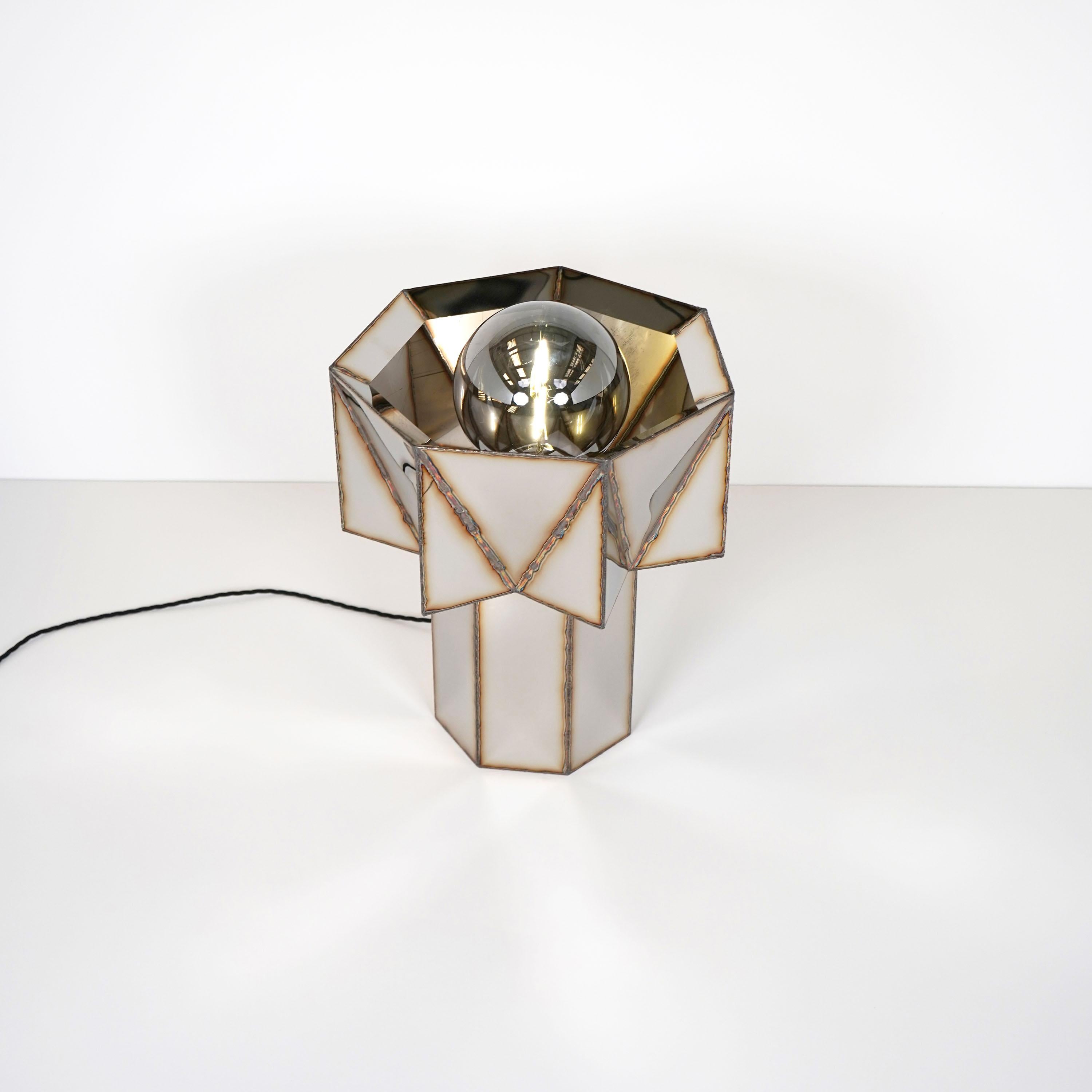 Lampe à poser Jagged Edge en acier inoxydable poli miroir soudé par Julian Mayor Neuf - En vente à Geneve, CH