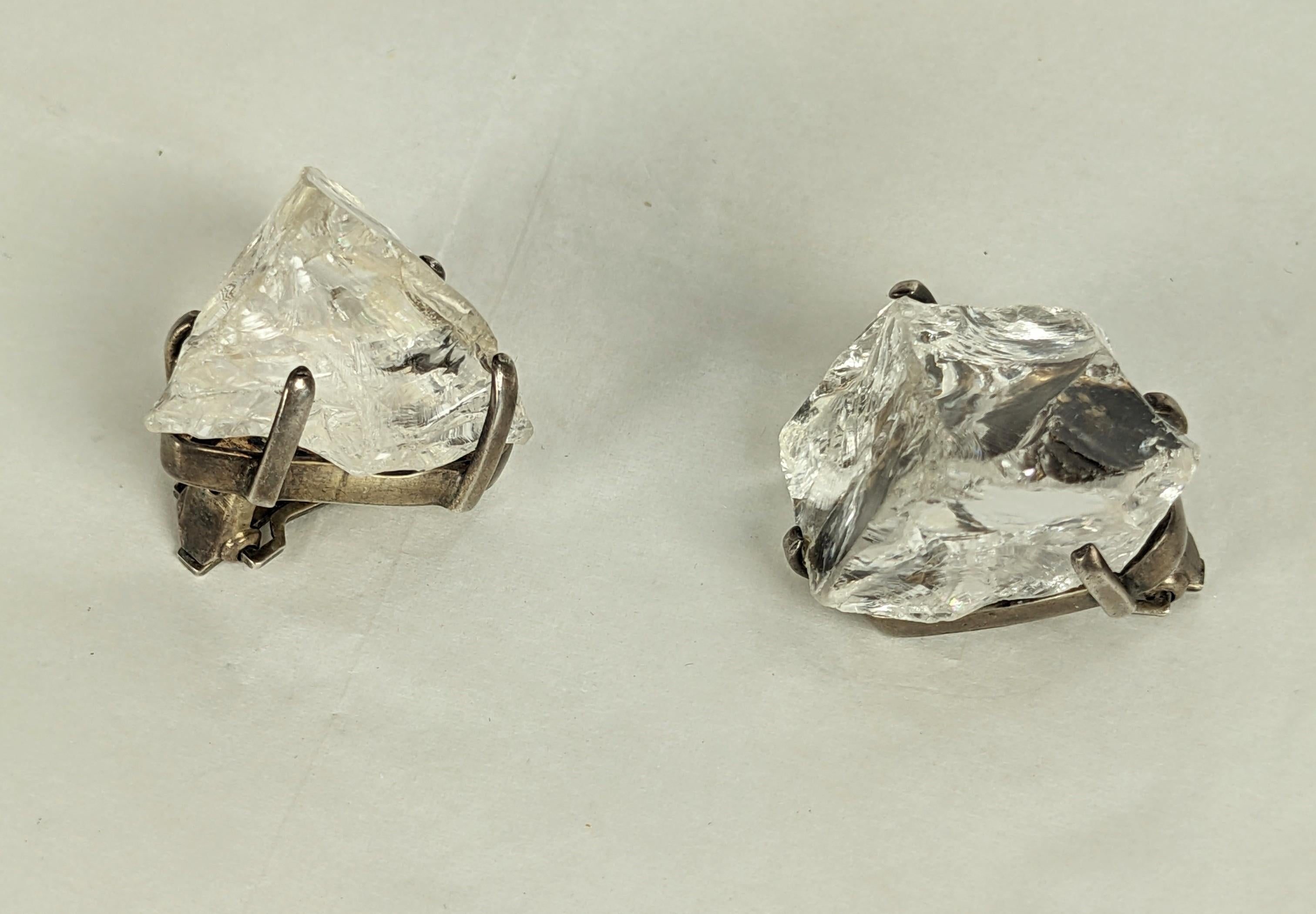 Ces clips d'oreilles en cristal de roche des années 1980 sont montés sur des tiges en argent massif. Fabriqué à la main sur mesure. Fermoirs à clips. Environ 1