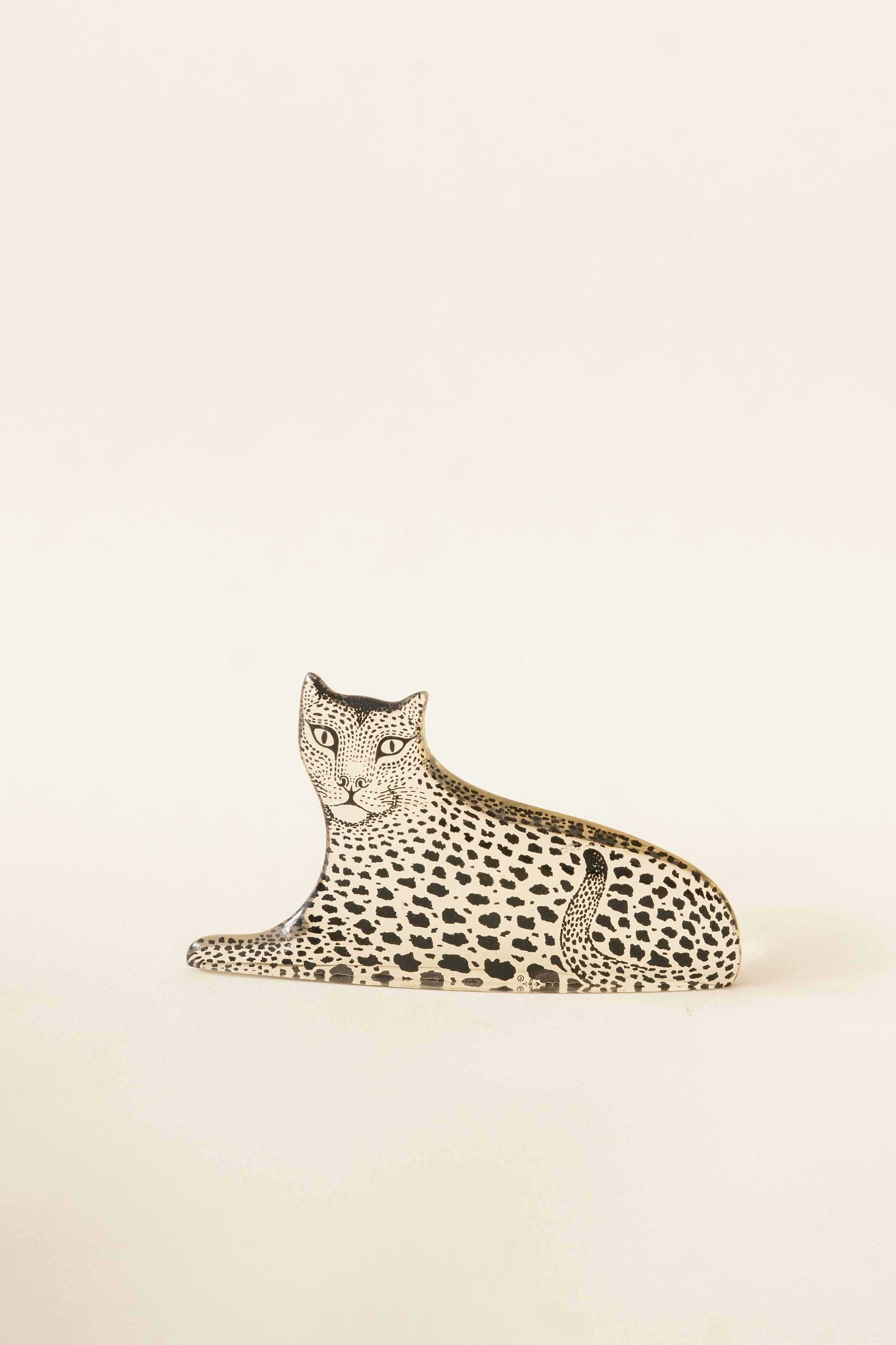This piece is one of Abraham Palatnik's (1928–2020) collectible vintage Mid-Century Lucite sculptures inspired by Brazilian diverse fauna. All made of acrylic and pigment. He was an artist and inventor renowned as one of the pioneers of kinetic and