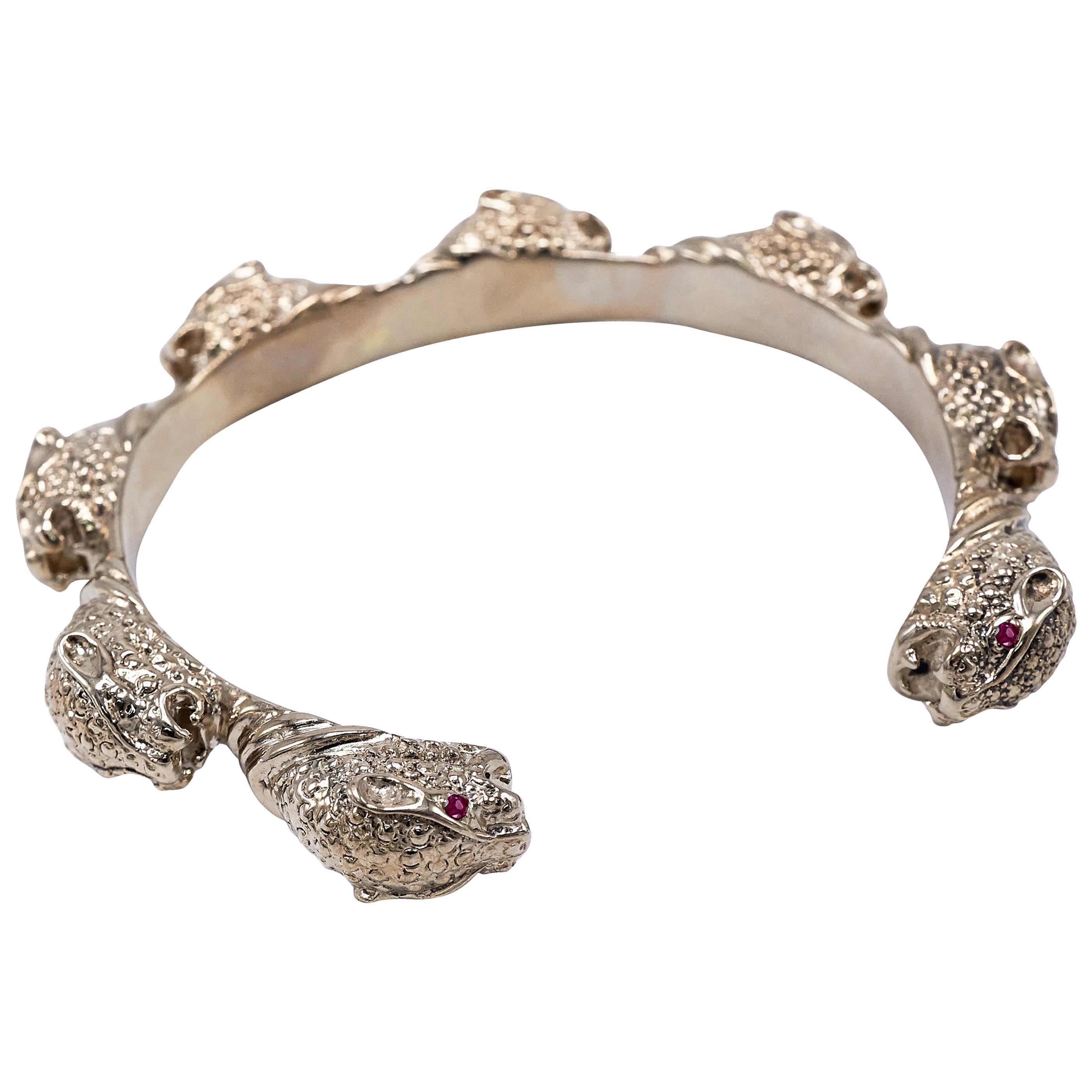Bracelet manchette J Dauphin fantaisie Jaguar en rubis et bronze, bijoutier animal fantaisie