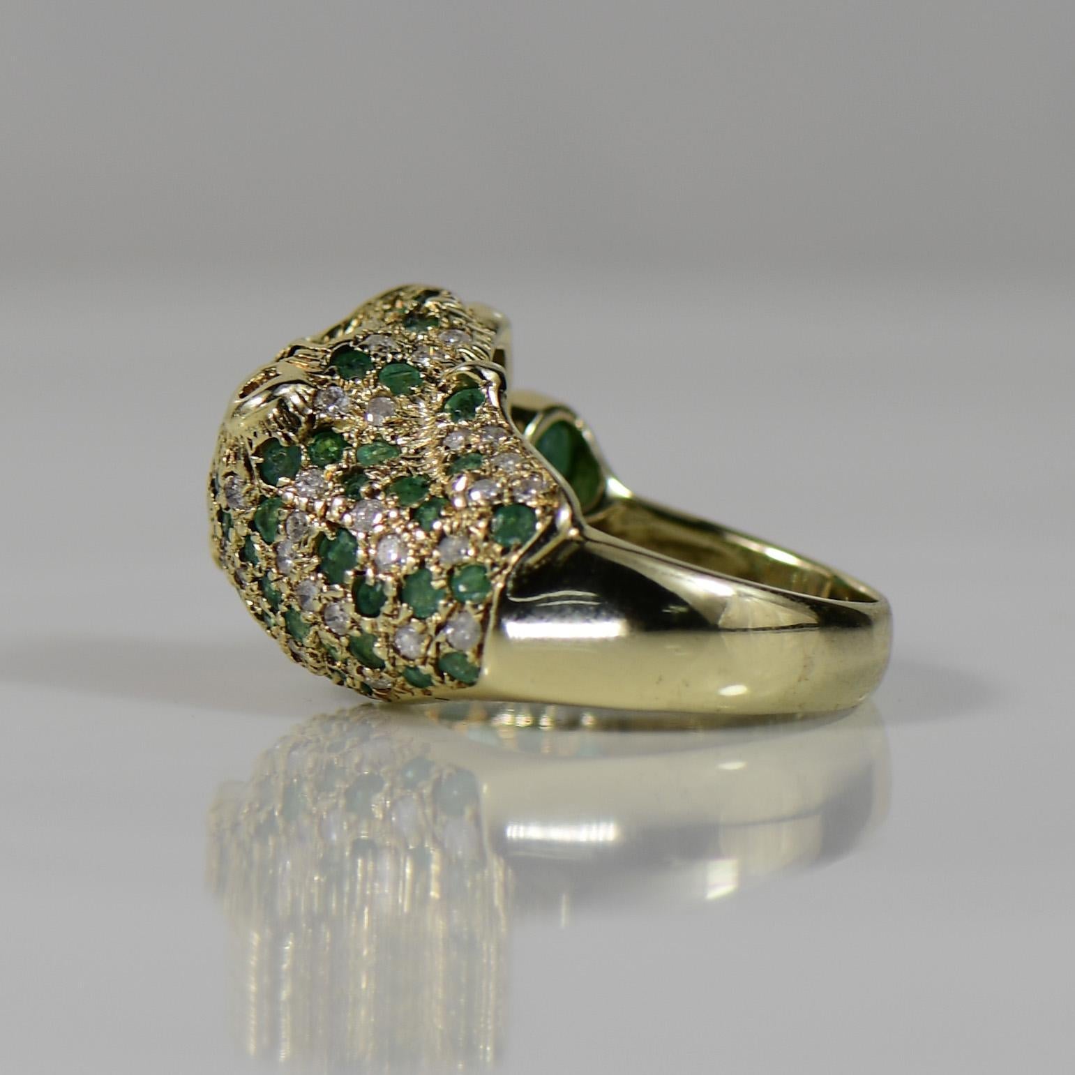 Entfesseln Sie die wilde Anziehungskraft des Dschungels mit diesem auffälligen Ring aus 14-karätigem Gelbgold, der mit grimmiger Raffinesse verziert ist. Der majestätische Jaguar ist mit 49 schillernden Diamanten verziert, die ein Gefühl von Opulenz