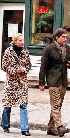 Abrigo de piel de jaguar con doble botonadura, visto en Carolyn Bessette-Kennedy