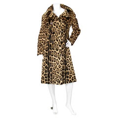 Abrigo de piel de jaguar con doble botonadura, visto en Carolyn Bessette-Kennedy