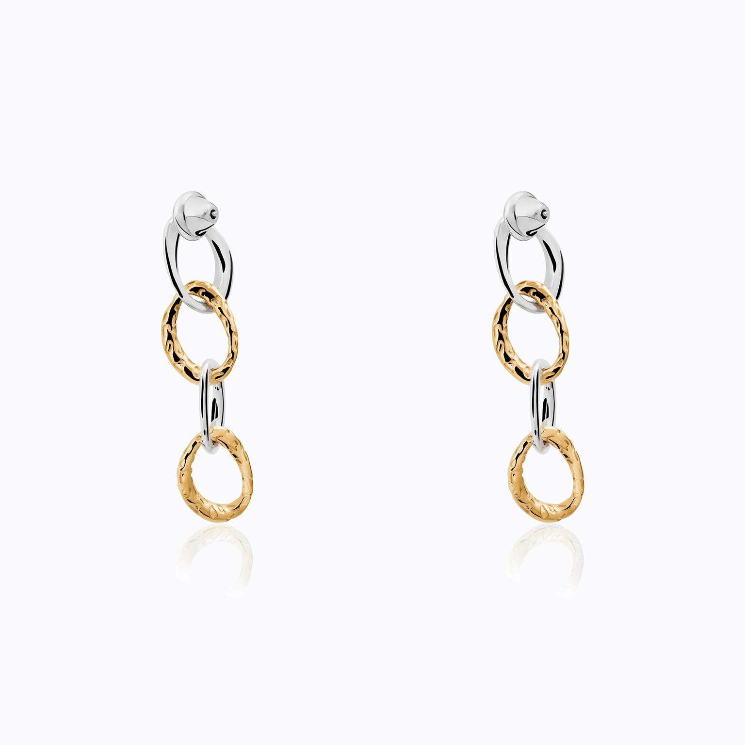 The Long Jaguar Earrings from the Animal´s Collection by TANE are made in silver .925 with 23k Yellow Gold Vermeil, are composed of five interlaced links. The polished silver links are contrasted with the contiguous ones, decorated with the jaguar
