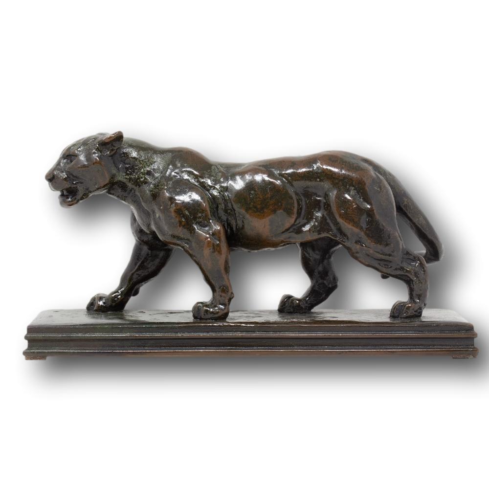 Dans notre collection de sculptures, nous avons le plaisir de vous proposer ce Jaguar Qui Marche No. 2 en bronze d'Antoine-Louis Barye. Le Jaguar qui marche est un bronze tristement célèbre réalisé par le célèbre sculpteur français Antoine-Louis