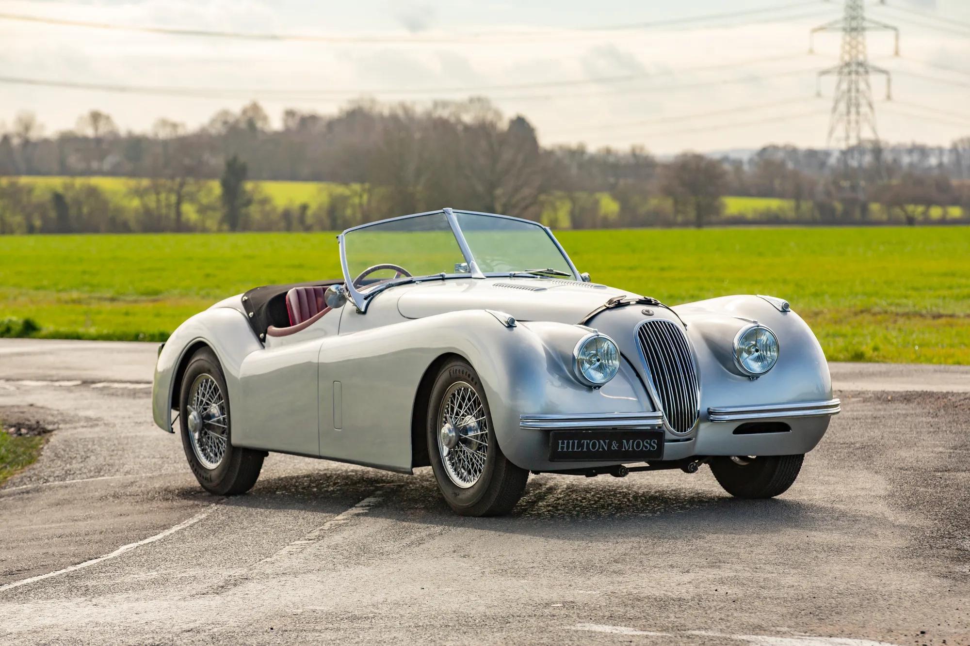 Jaguar XK 120 model car in clear crystal, decorative object, made in Italy In Excellent Condition For Sale In Milano, IT