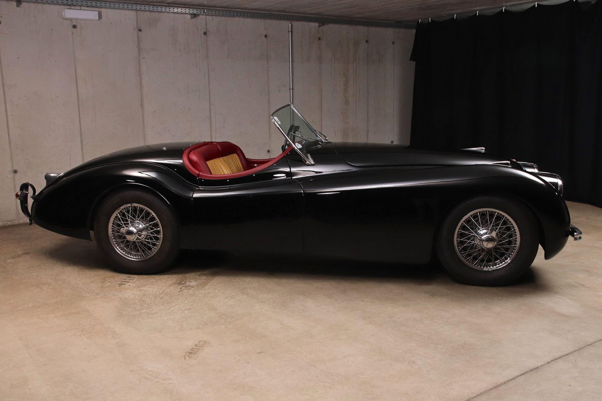 Nous vous offrons la possibilité d'acheter cette époustouflante et rare Jaguar XK 120 qui a connu sa première mise en circulation en février 1950. Ces voitures n'ont été construites qu'en très petit nombre, et il n'y a que quelques véhicules