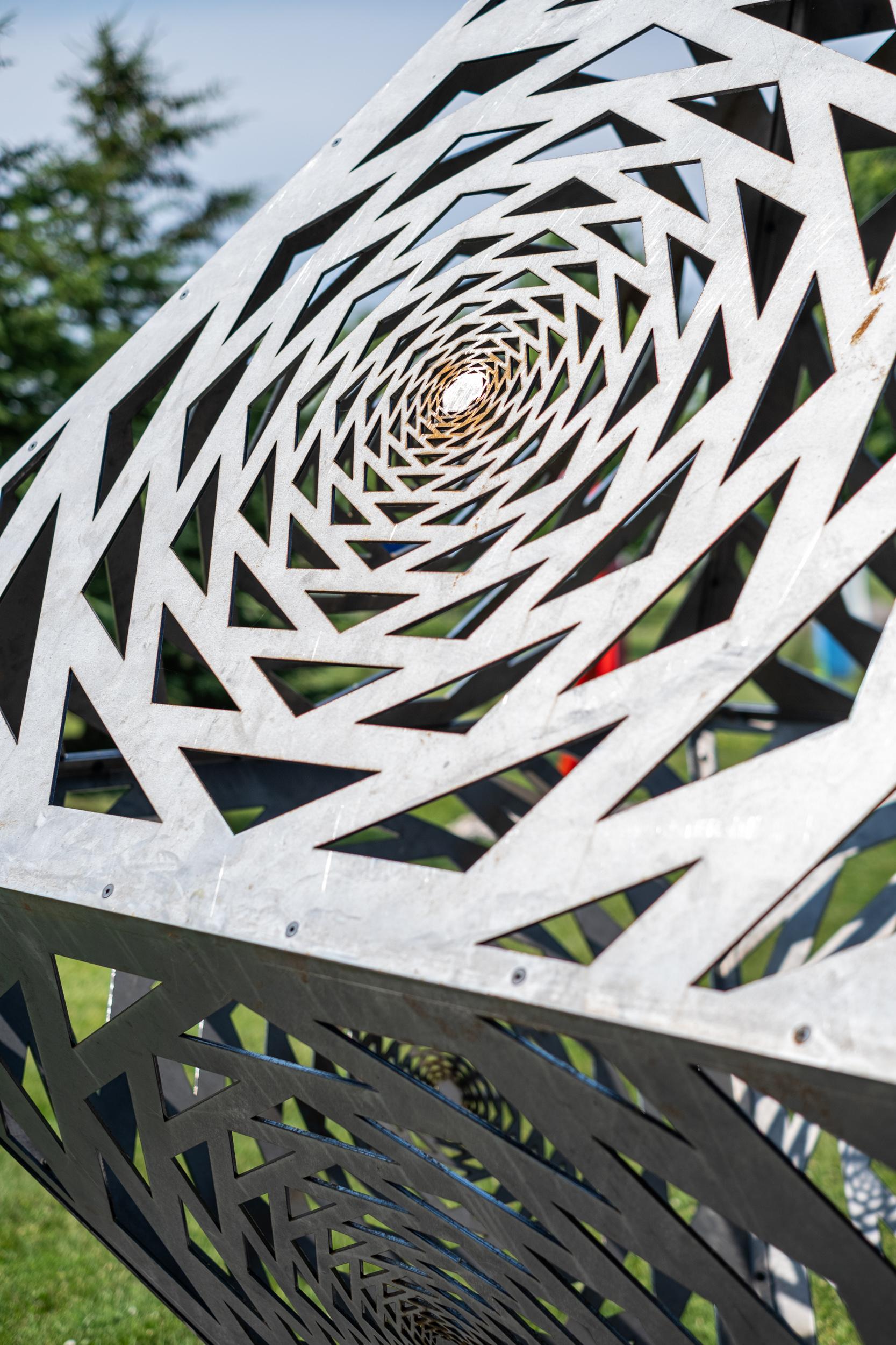 Areo - grande scultura geometrica astratta, contemporanea, in acciaio dolce, da esterno in vendita 1