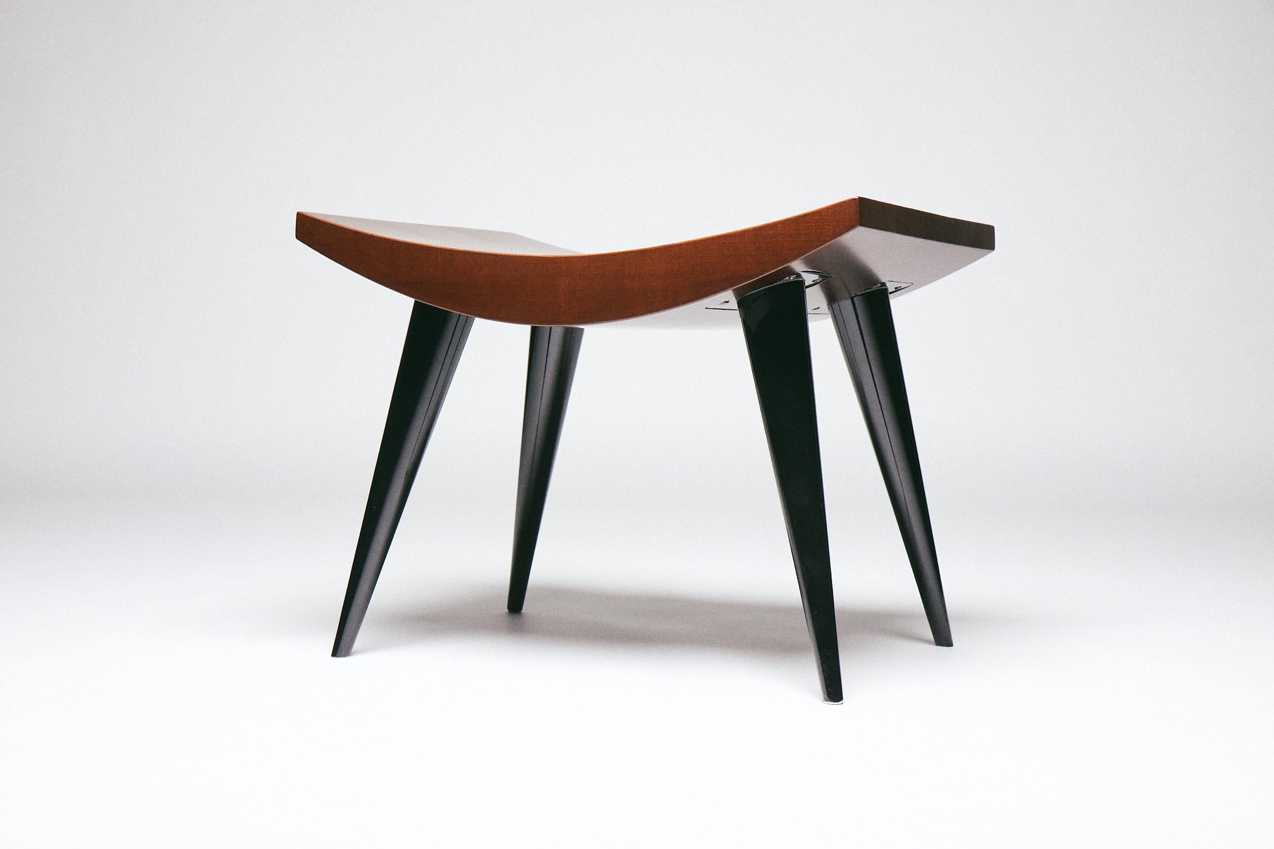 Minimalistischer Hocker, JAH by Reda Amalou Design, 2019, Nussbaum und schwarzer Stahl, 60cm (21. Jahrhundert und zeitgenössisch) im Angebot