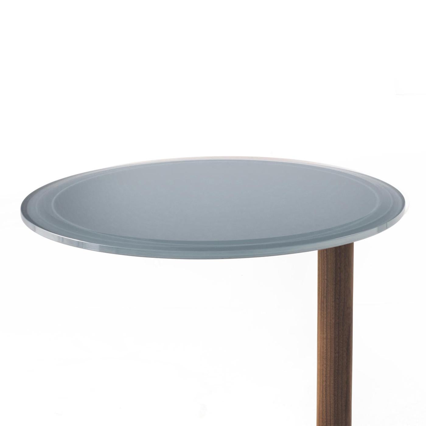 Side table Jaha glass with solid brass base
in brushed finish, with solid walnut wood pole
and with bevelled tempered round glass top.