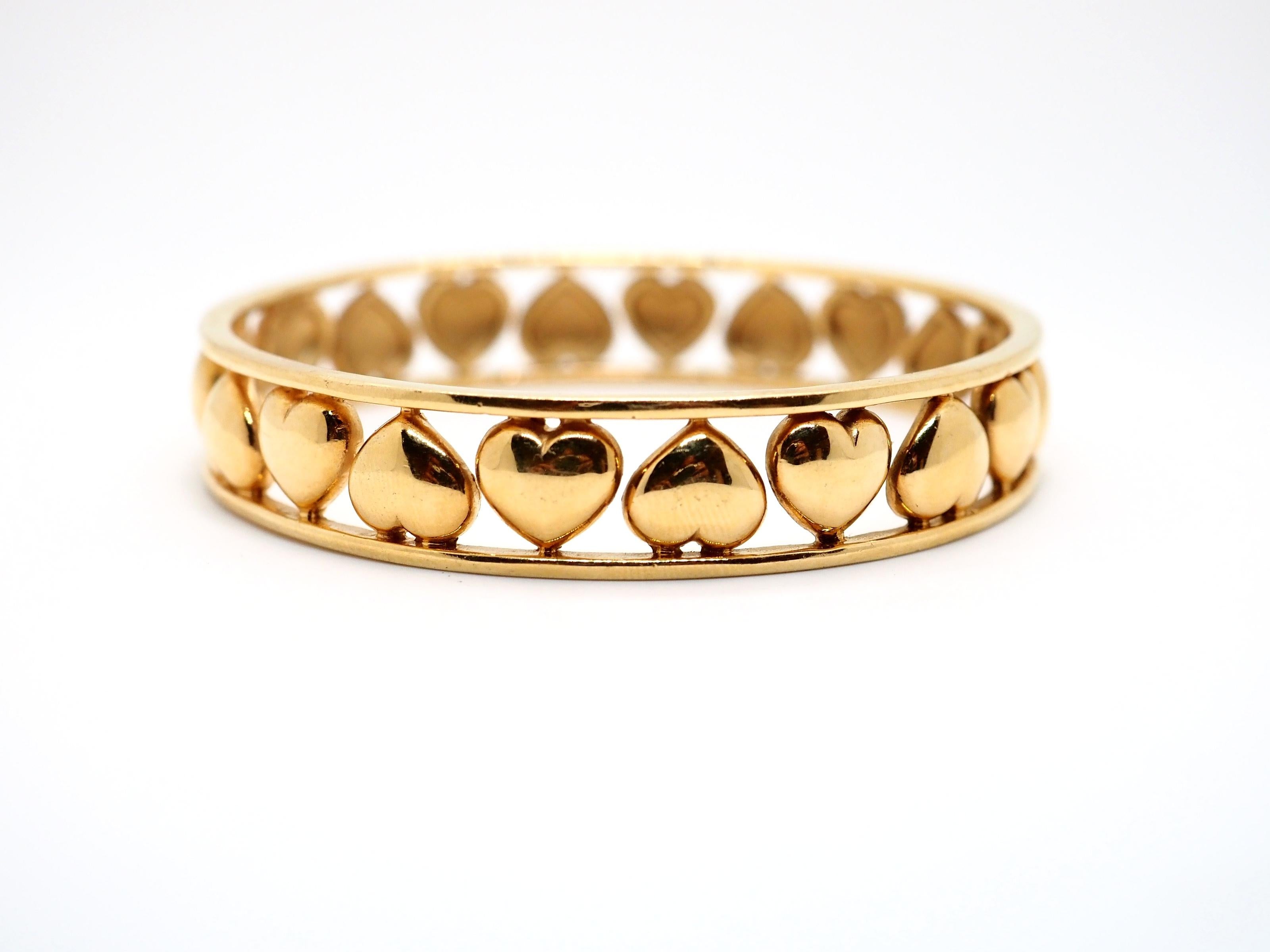 Belle parure Jahan composée d'un bracelet et d'une bague en or jaune 18 carats décorés d'un ornement de cœurs. Les deux objets portent une marque Jahan Geneve, 750 et Swiss Made  coups de poing.  

L'histoire de la maison de joaillerie Jahan s'étend