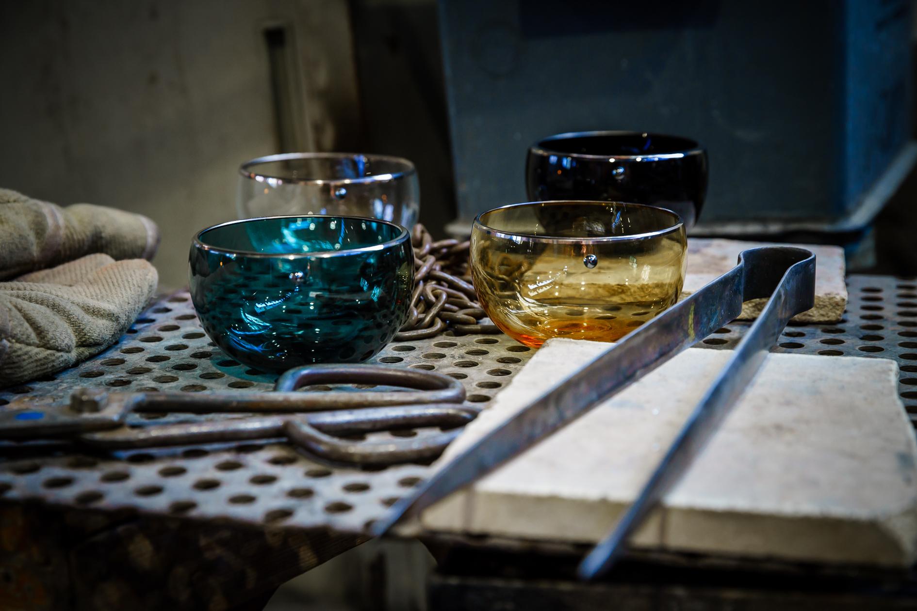 The Jai bowl is a refined creation in hand-blown Murano glass by the designer Giberto Arrivabene Valenti Gonzaga, now available in an elegant amber shade. 
Each piece stands out for the harmonious contrast of materials: the delicate transparency of