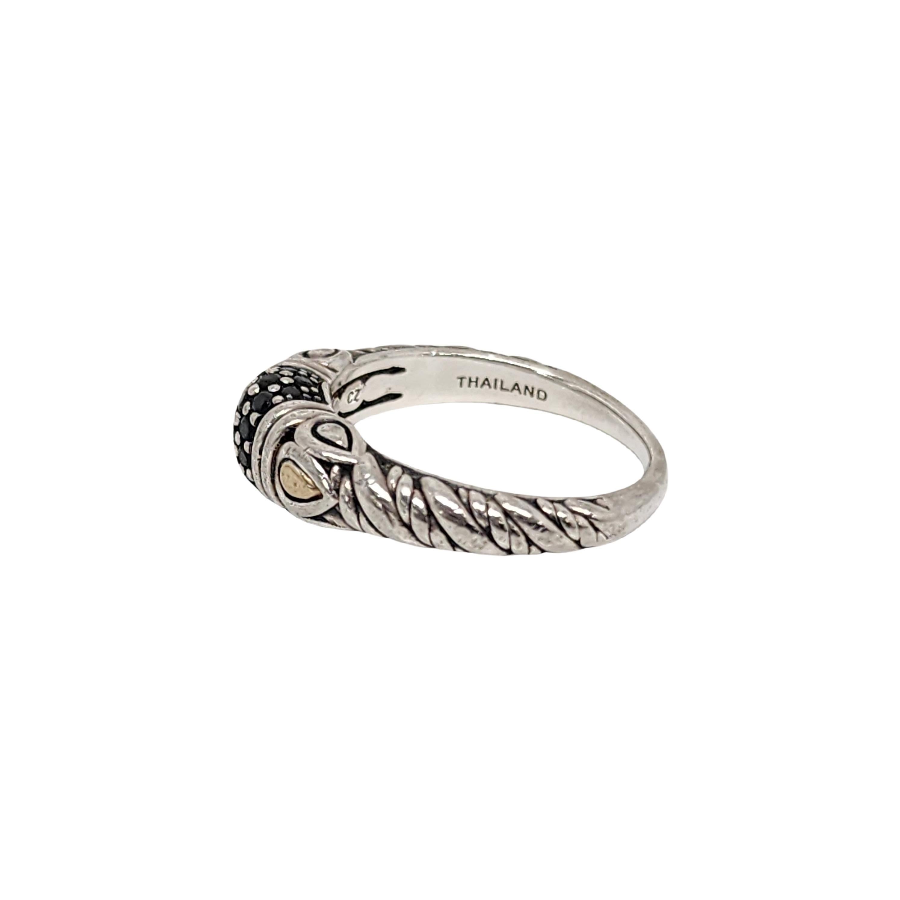 JAI by John Hardy Sterling Silber 14K Gelbgold blau CZ Ring.

Größe 7

Dieser Ring aus der erschwinglichen Linie JAI by John Hardy für QVC zeichnet sich durch eine Anhäufung gepflasterter dunkelblauer Steine mit kleinen gelbgoldenen tropfenförmigen