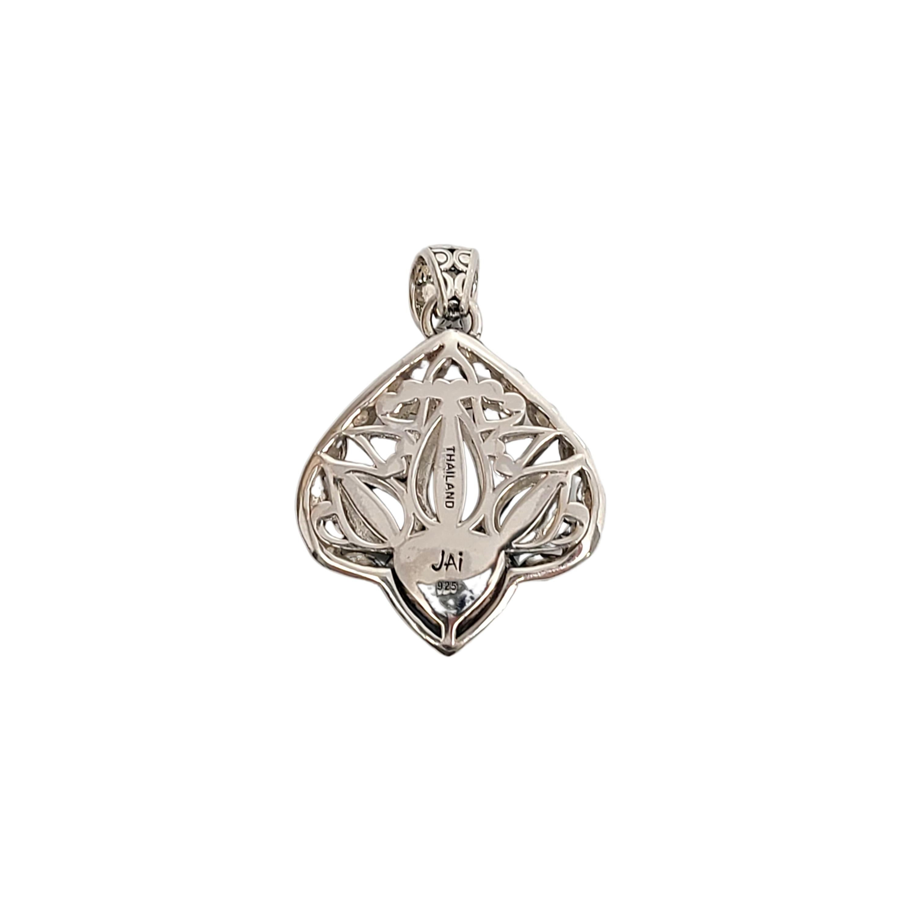 JAI by John Hardy Schwarzer Spinell-Anhänger aus Sterlingsilber.

Ausgeschnittenes Scroll-Design mit facettierten schwarzen Spinell-Steinen.

Maße: 1 5/8