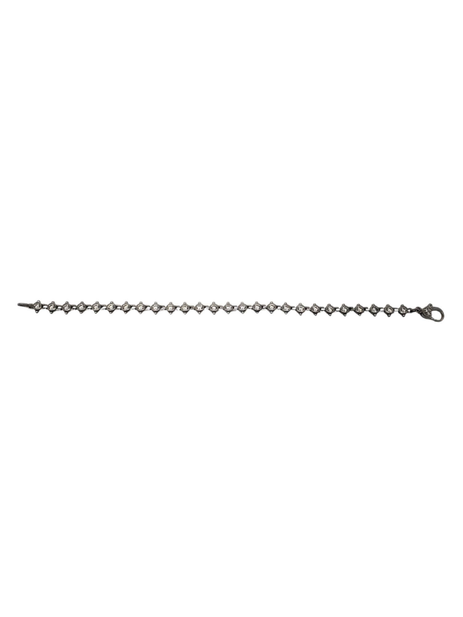 JAI by John Hardy Sterling Silver Paw Print Link Bracelet -

This lovely link bracelet by JAI features 4 open hearts with a paw print center in sterling silver with lobster claw clasp.

Size: 8.5 in.

8.5 mm at widest

Stamped: JAI 925