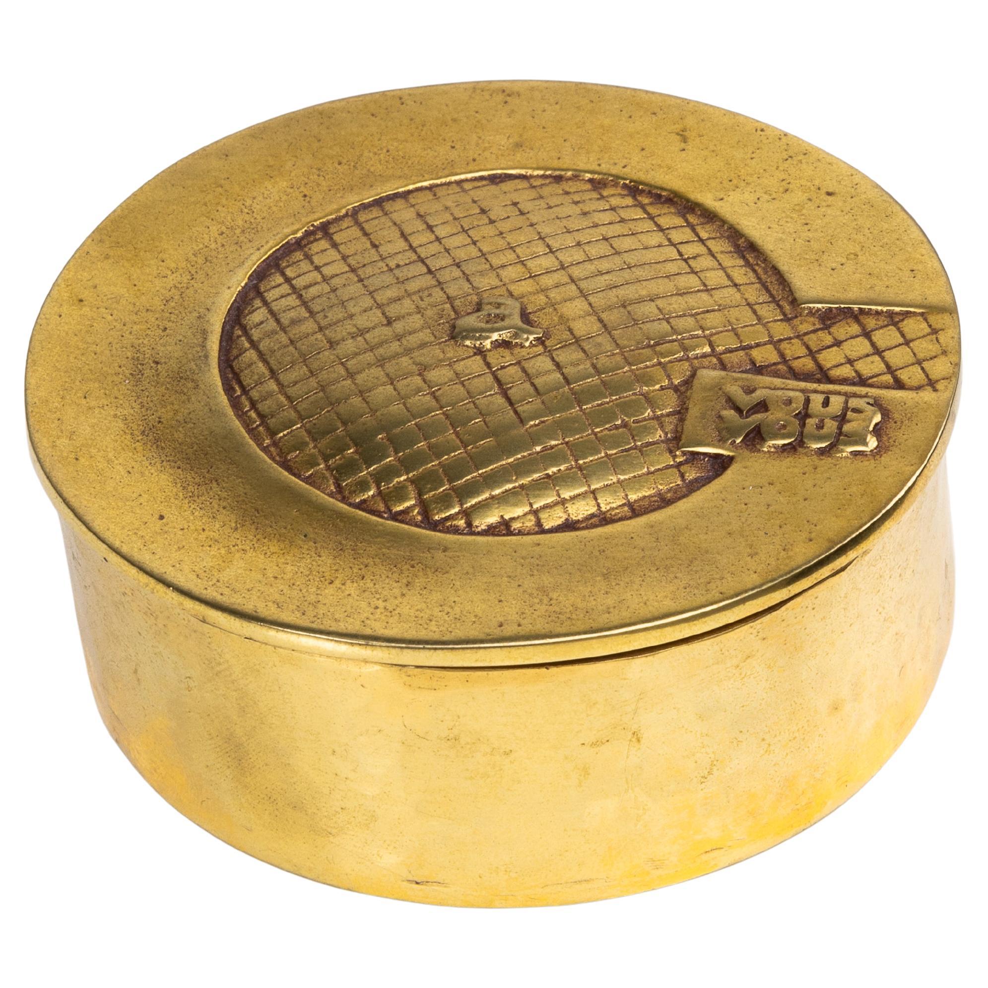 "J'ai grand appétit de vous"  de Line Vautrin - Caja de bronce dorado en venta