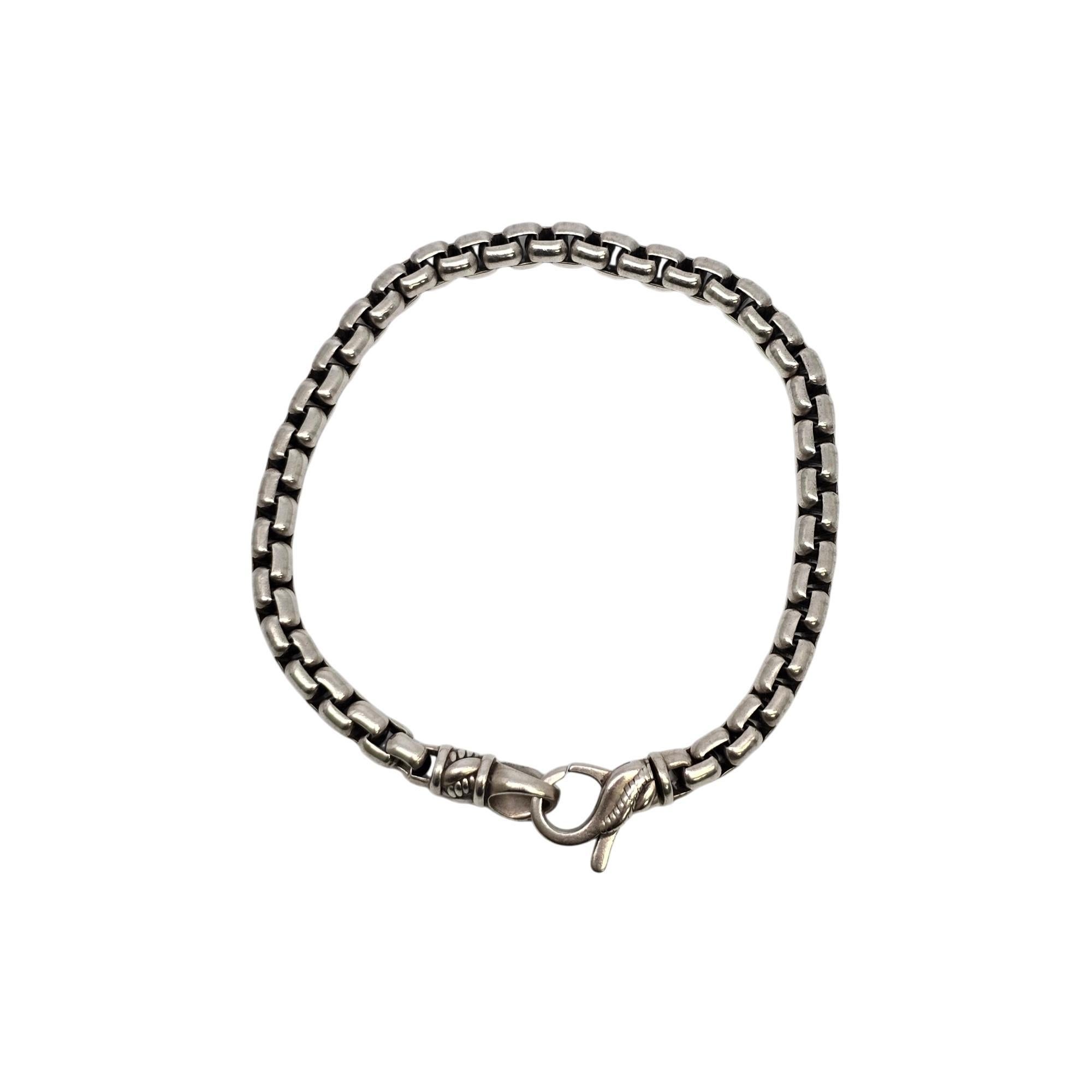 JAi by John Hardy sterling silver round box chain bracelet.

From the affordable line JAi by John Hardy for QVC, this bracelet features a rounded box chain design. Lobster claw closure.

Weighs approx 25.2g, 16.2dwt

Measures approx 7 1/4