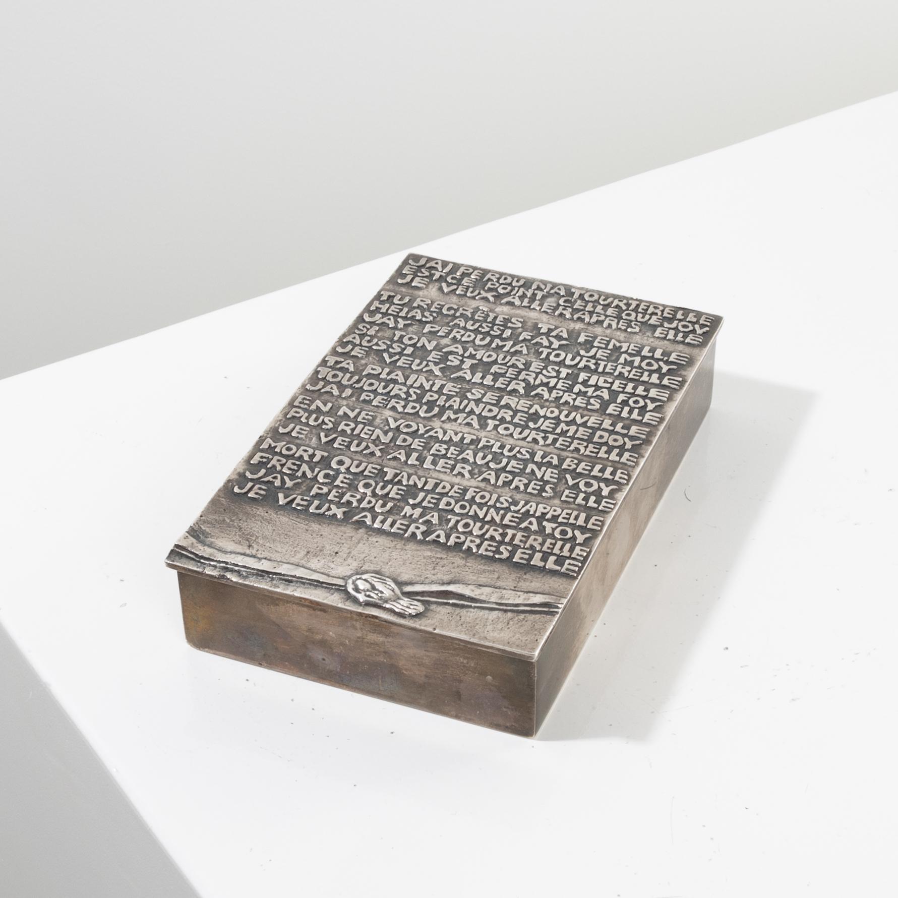 J’ai perdu ma tourterelle (I lost my dove) by Line Vautrin – Box in silvered bronze.
J’ai perdu ma tourterelle (I lost my dove) Box in silvered bronze by Line Vautrin.
Large silvered bronze box chiselled with verses from the poem by Jean Passerat