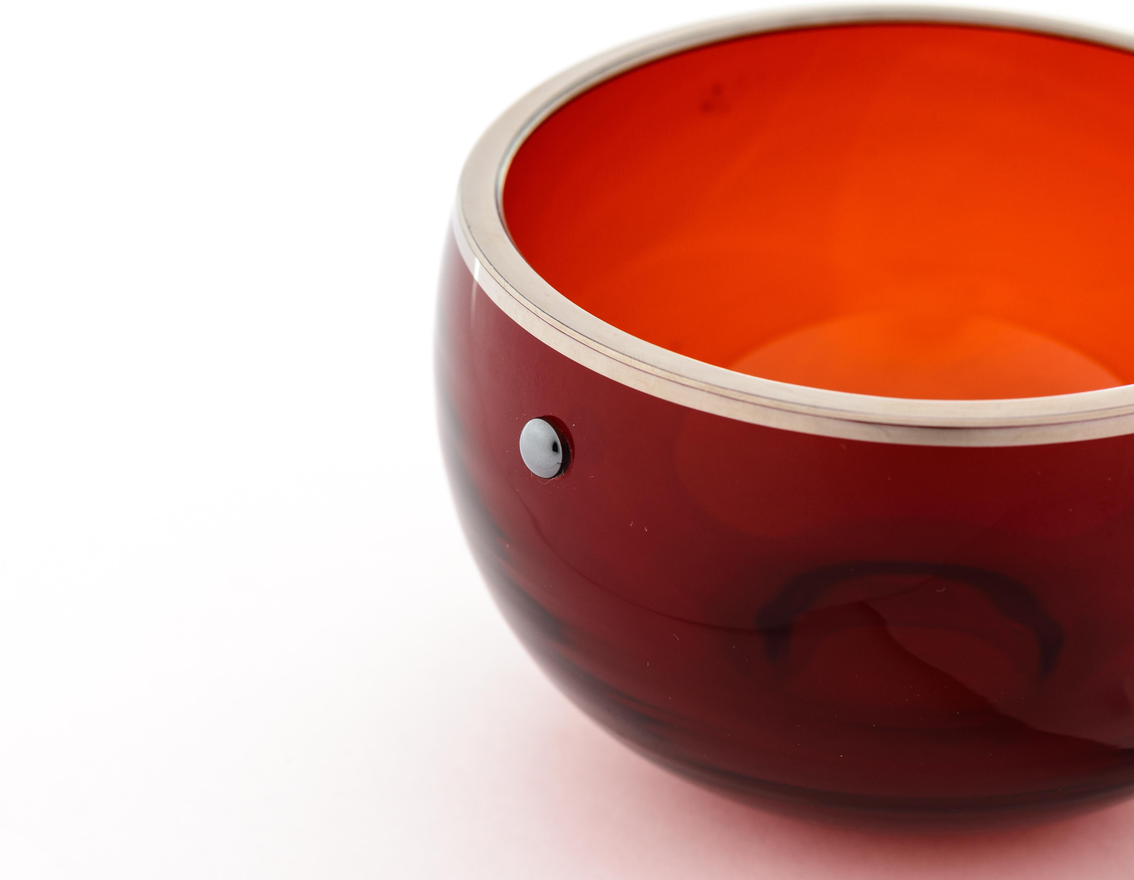 The Jai bowl is a refined creation in hand-blown Murano glass by the designer Giberto Arrivabene Valenti Gonzaga, now available in an elegant red shade.
Each piece stands out for the harmonious contrast of materials: the delicate transparency of the