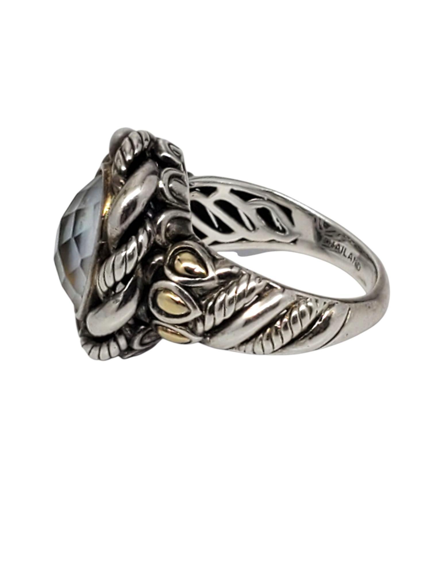 JAI Anello in argento sterling e oro giallo 14K con pietra lunare sfaccettata 

Questo delizioso anello presenta una pietra di luna ovale sfaccettata (13,8 mm x 9,7 mm) al centro, circondata da un bordo in corda ritorta e incastonata in argento