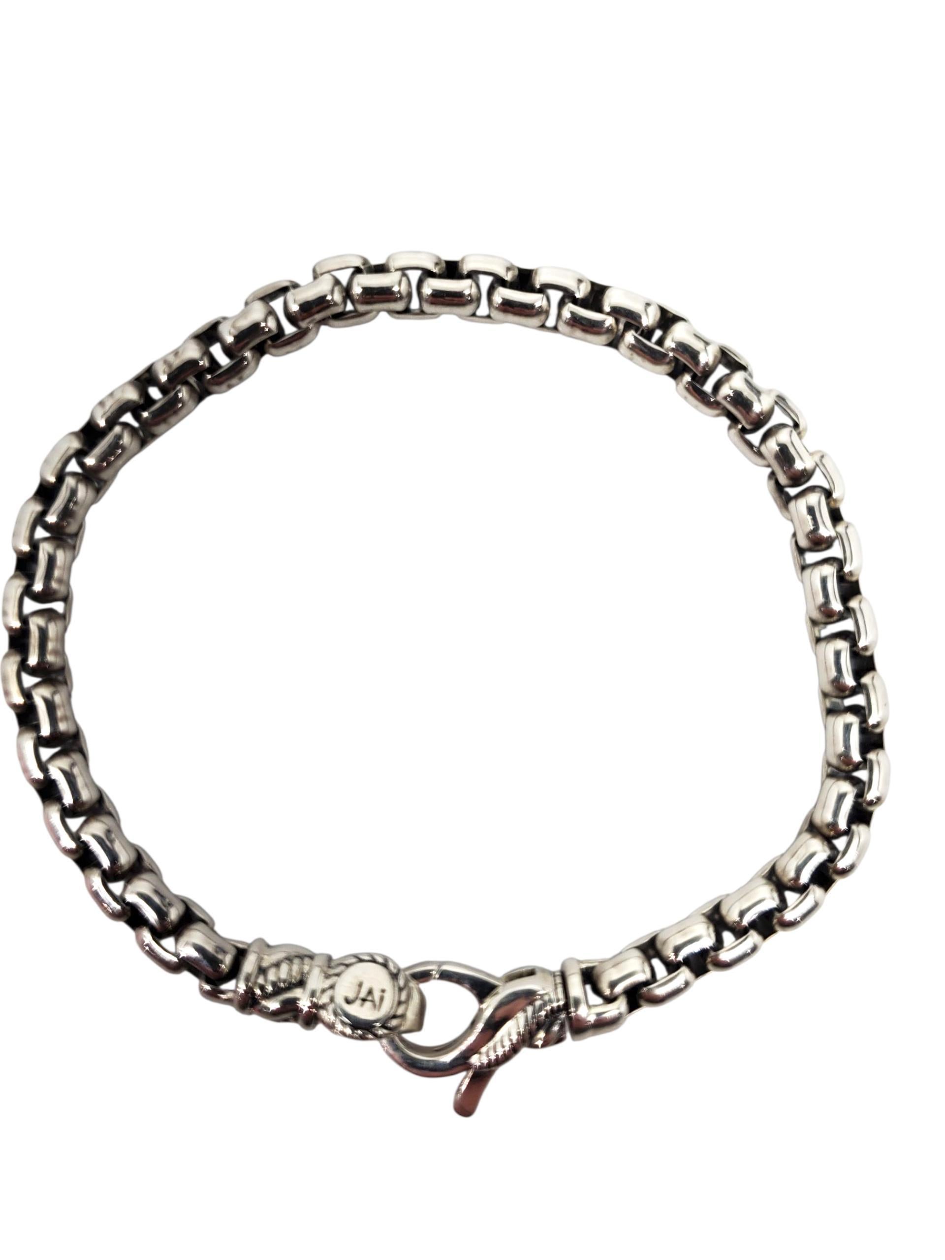JAI Sterling Sterling Silver Box Link Chain Bracelet -

Ce bracelet à maillons en argent sterling massif JAI présente des maillons carrés avec un fermoir à mousqueton en forme de corde.

Taille : 7.5 in. in length / 3/16