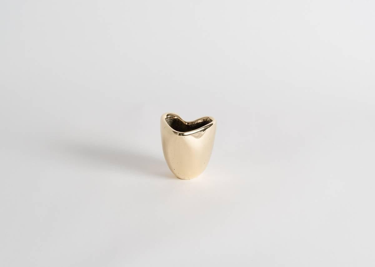 Poli Très petite urne contemporaine Jaimal Odedra « Heart », en bronze, Maroc, 2018 en vente