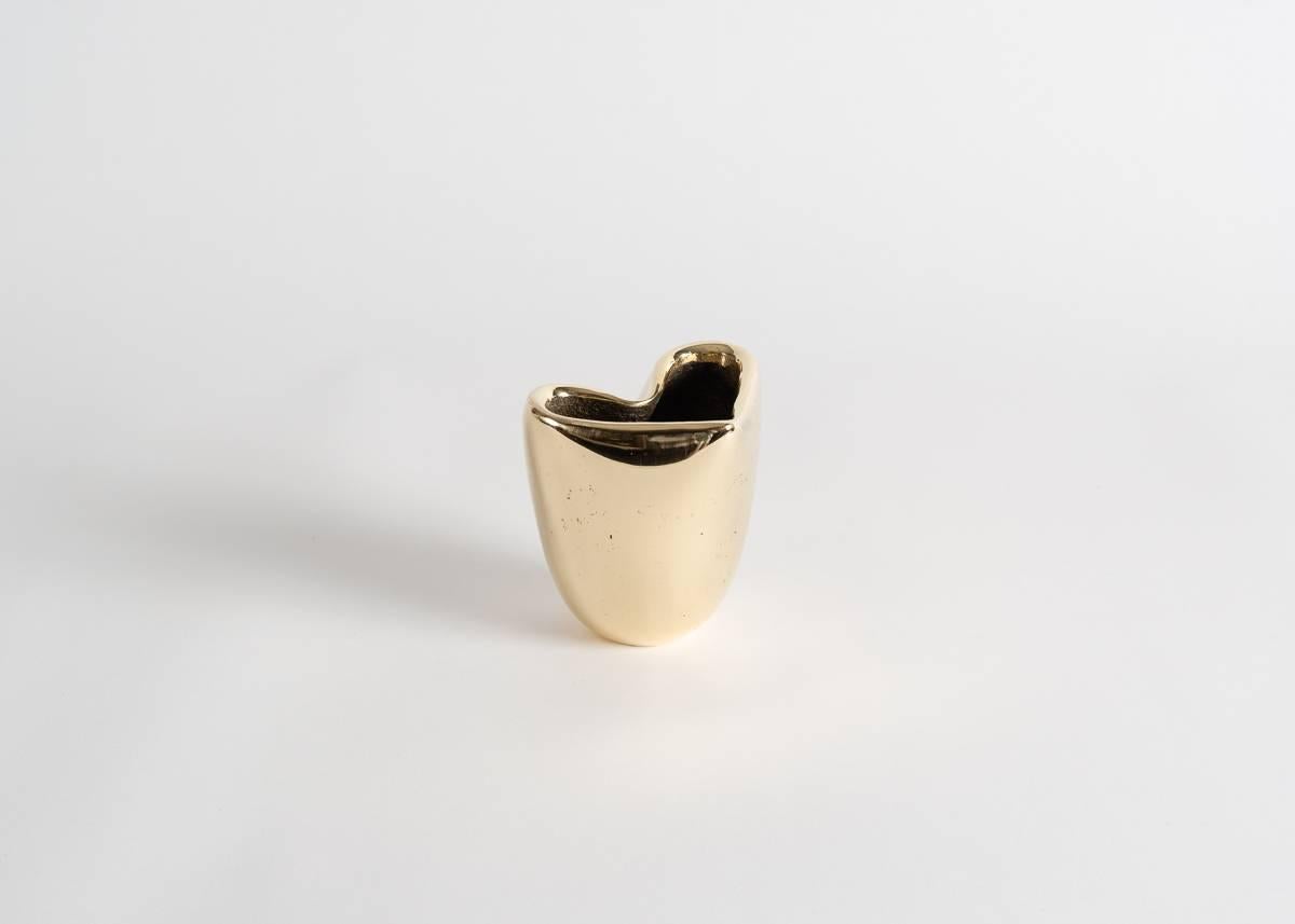 Marocain Jaimal Odedra, « Heart », petite urne contemporaine en bronze, Maroc, 2018 en vente
