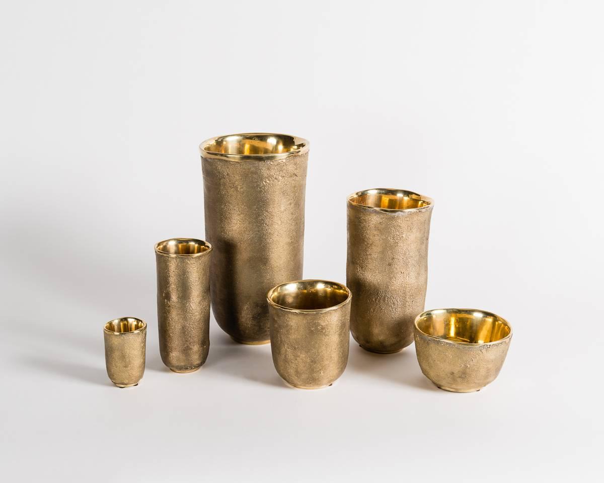 Firmado: Jaimal Odedra

Cada pieza se modela y moldea a mano mediante un método tradicional marroquí de moldeo en arena.

Criado en Inglaterra y educado en una de las mejores escuelas de arte del mundo, el prestigioso Royal College of Art de