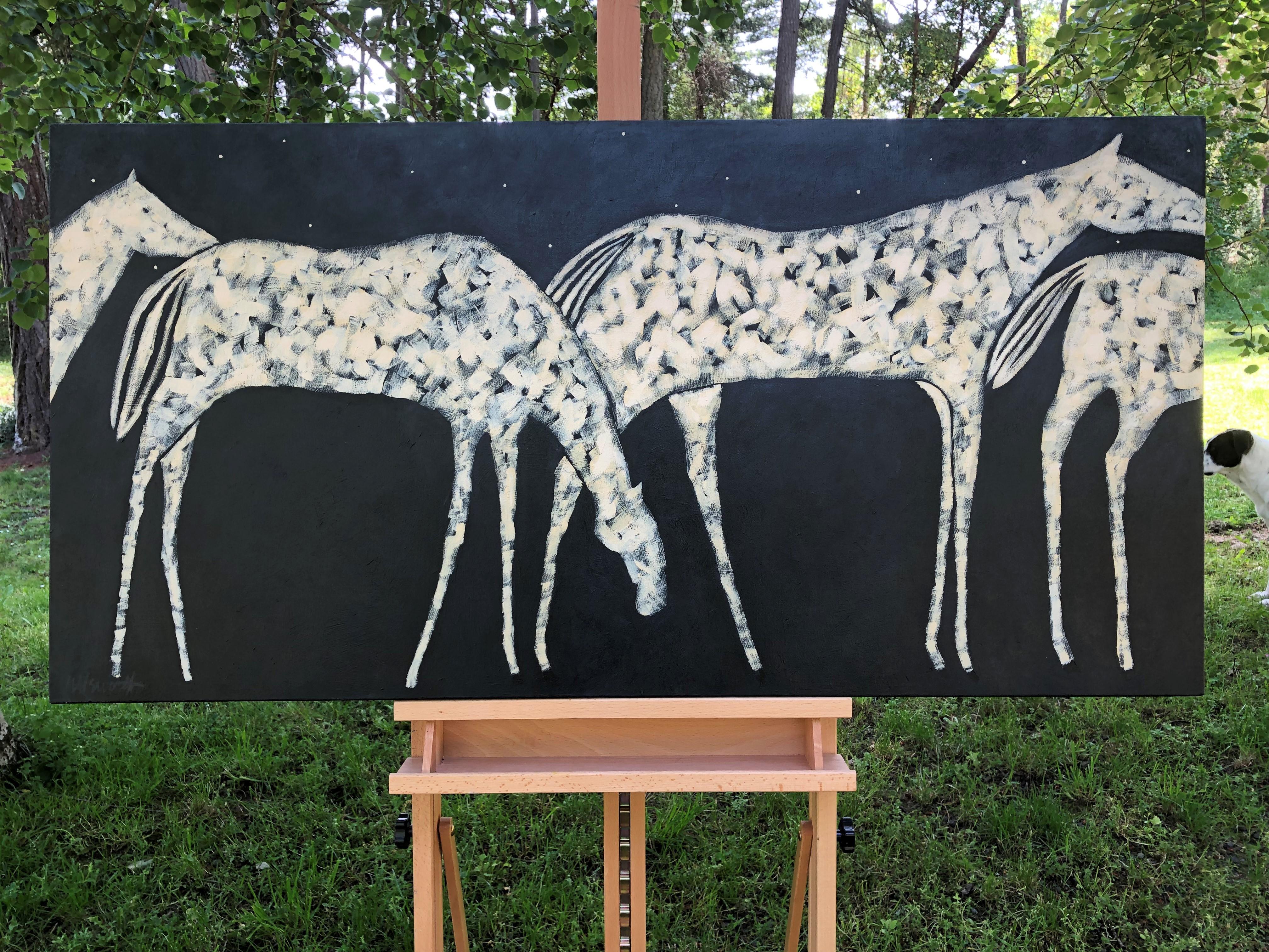 <p>Commenti dell'artista<br>Una mandria di cavalli selvaggi viaggia sotto il cielo notturno stellato. Le loro gambe allungate e i corpi stilizzati conferiscono loro una qualità eterea. Sottili variazioni di ombreggiatura e pennellata aggiungono