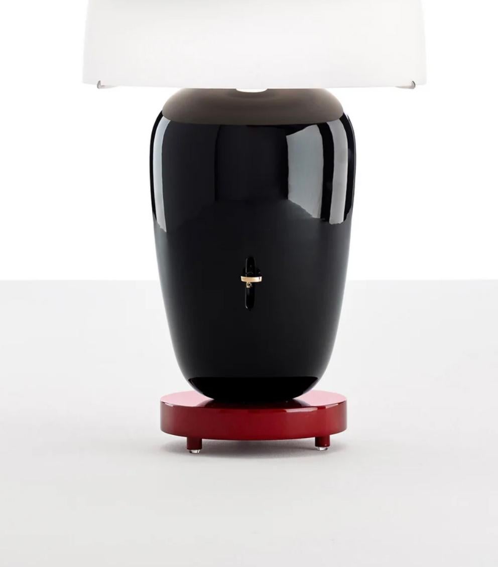 Jaime hayan Chinoz Tischlampe mit schwarzem Burgundy-Sockel für Parachilna, Jaime hayan (Moderne der Mitte des Jahrhunderts) im Angebot