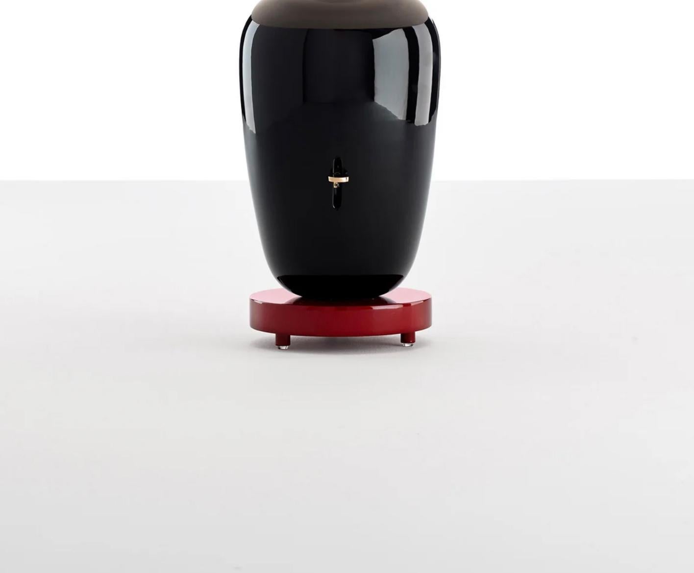 Jaime hayan Chinoz Tischlampe mit schwarzem Burgundy-Sockel für Parachilna, Jaime hayan im Zustand „Neu“ im Angebot in Barcelona, Barcelona