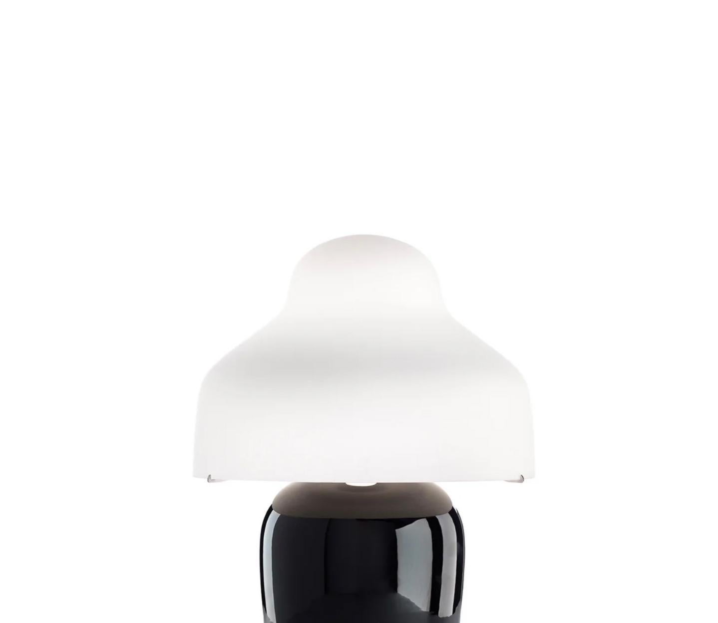 Jaime hayan Chinoz Tischlampe mit schwarzem Burgundy-Sockel für Parachilna, Jaime hayan (21. Jahrhundert und zeitgenössisch) im Angebot