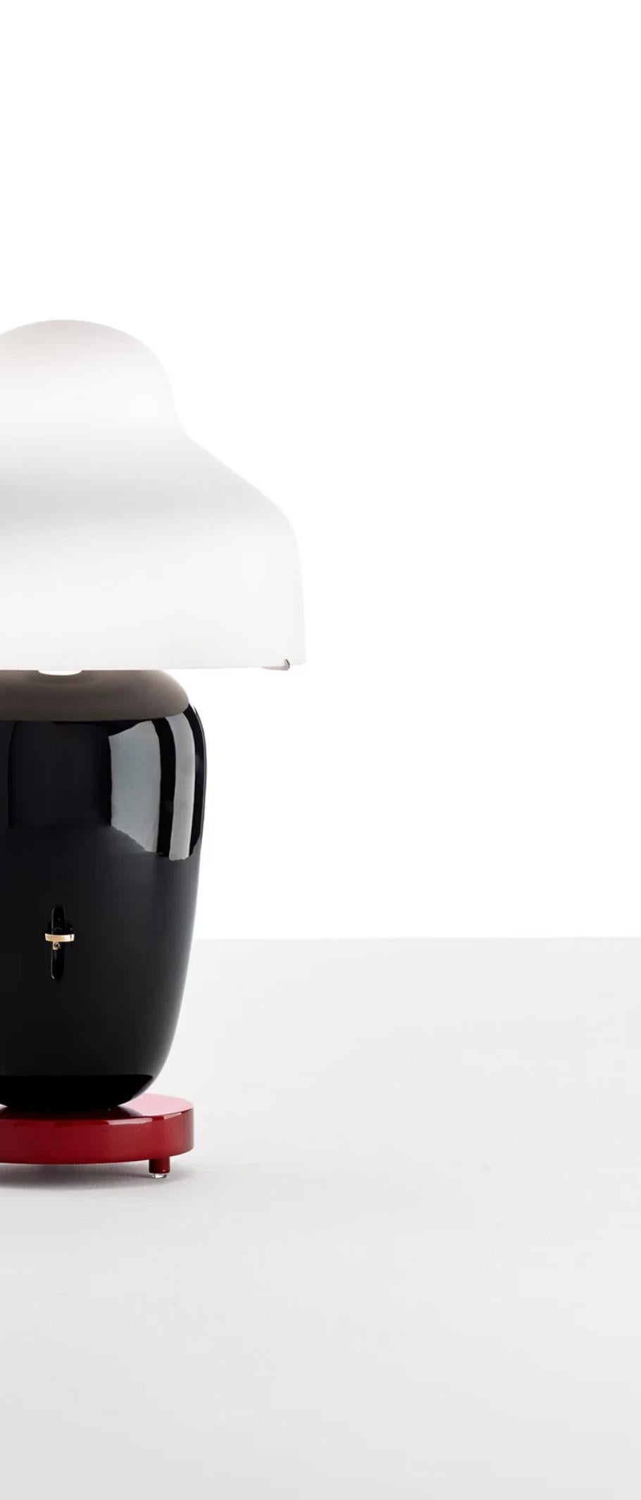 Jaime hayan Chinoz Tischlampe mit schwarzem Burgundy-Sockel für Parachilna, Jaime hayan (Keramik) im Angebot