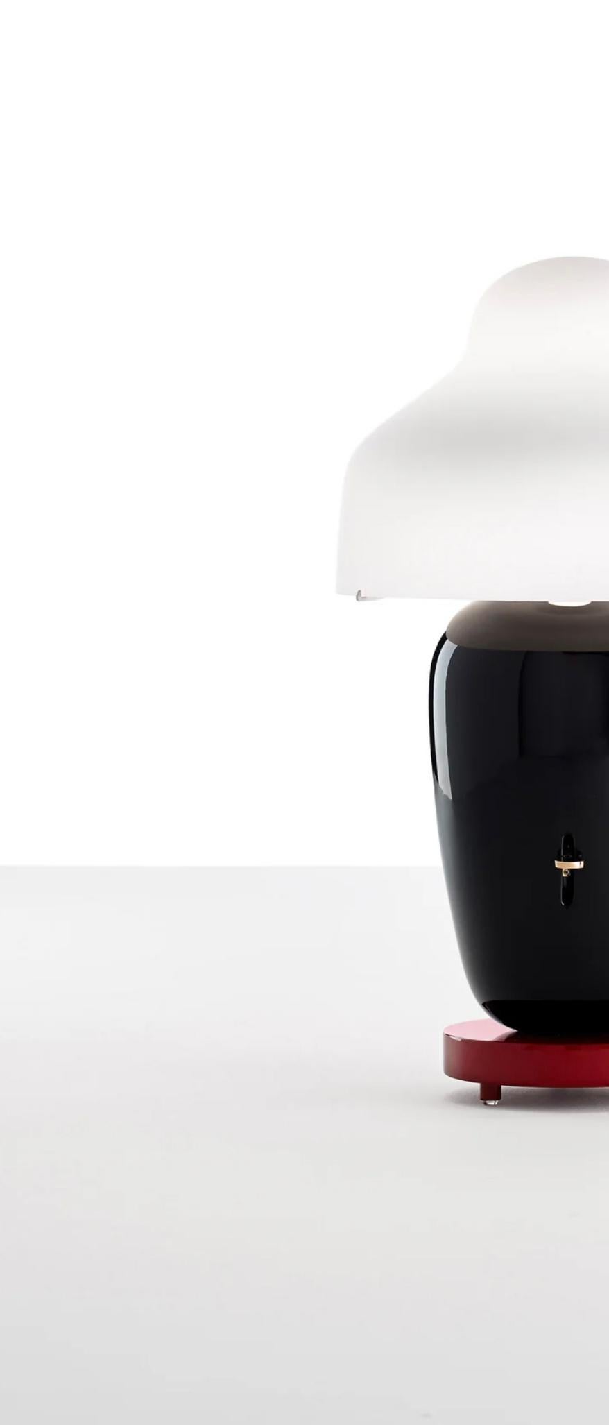 Jaime hayan Chinoz Tischlampe mit schwarzem Burgundy-Sockel für Parachilna, Jaime hayan im Angebot 1