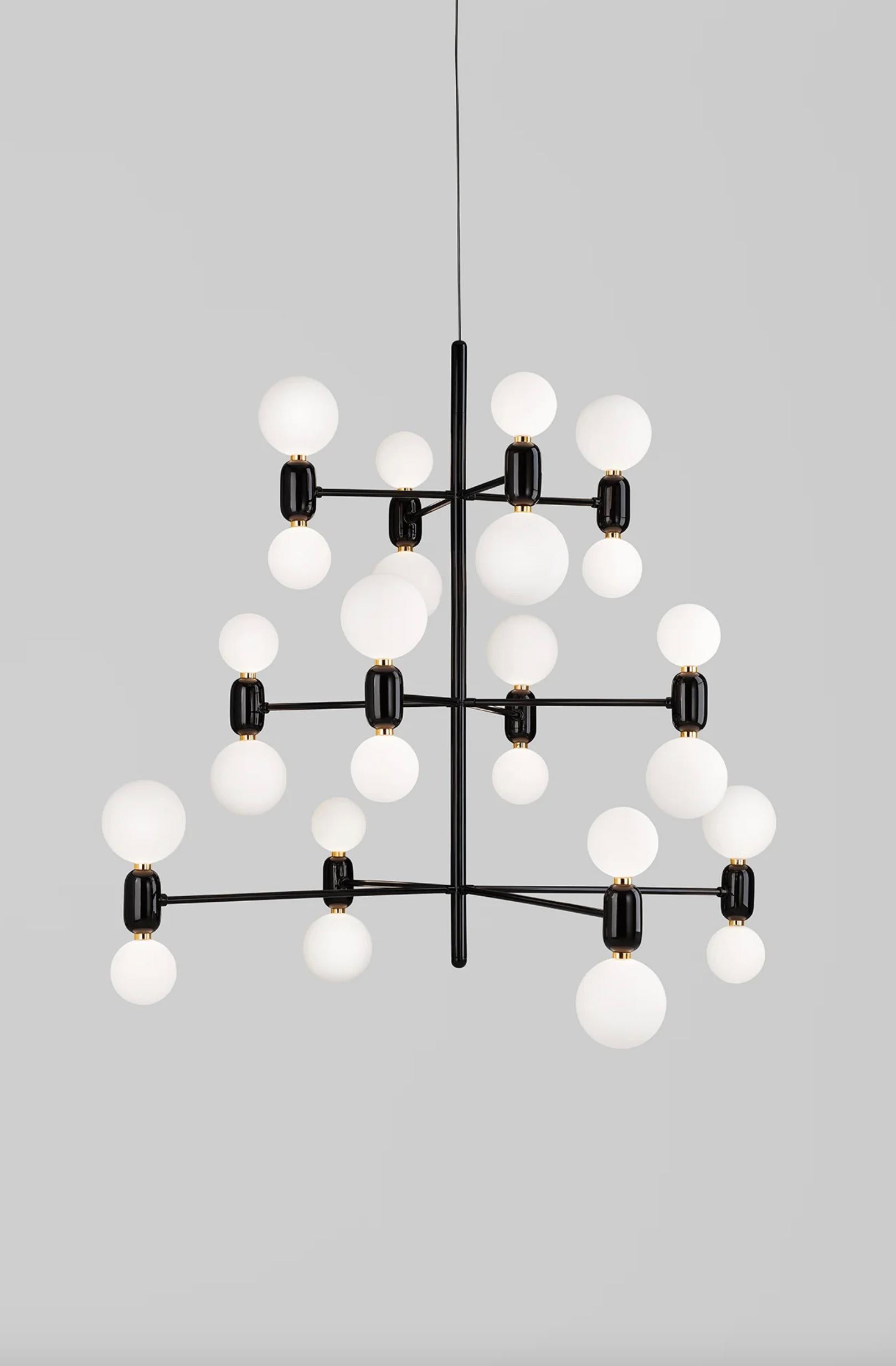 Jaime Hayon Aballs Lampadario 12 Sospensione Nero Per Parachilna 

Collezione lucida e accattivante. Abbina due materiali nobili: la ceramica e il vetro. Entrambi sono stati realizzati a mano con tecniche artigianali tradizionali.

Dettagli del
