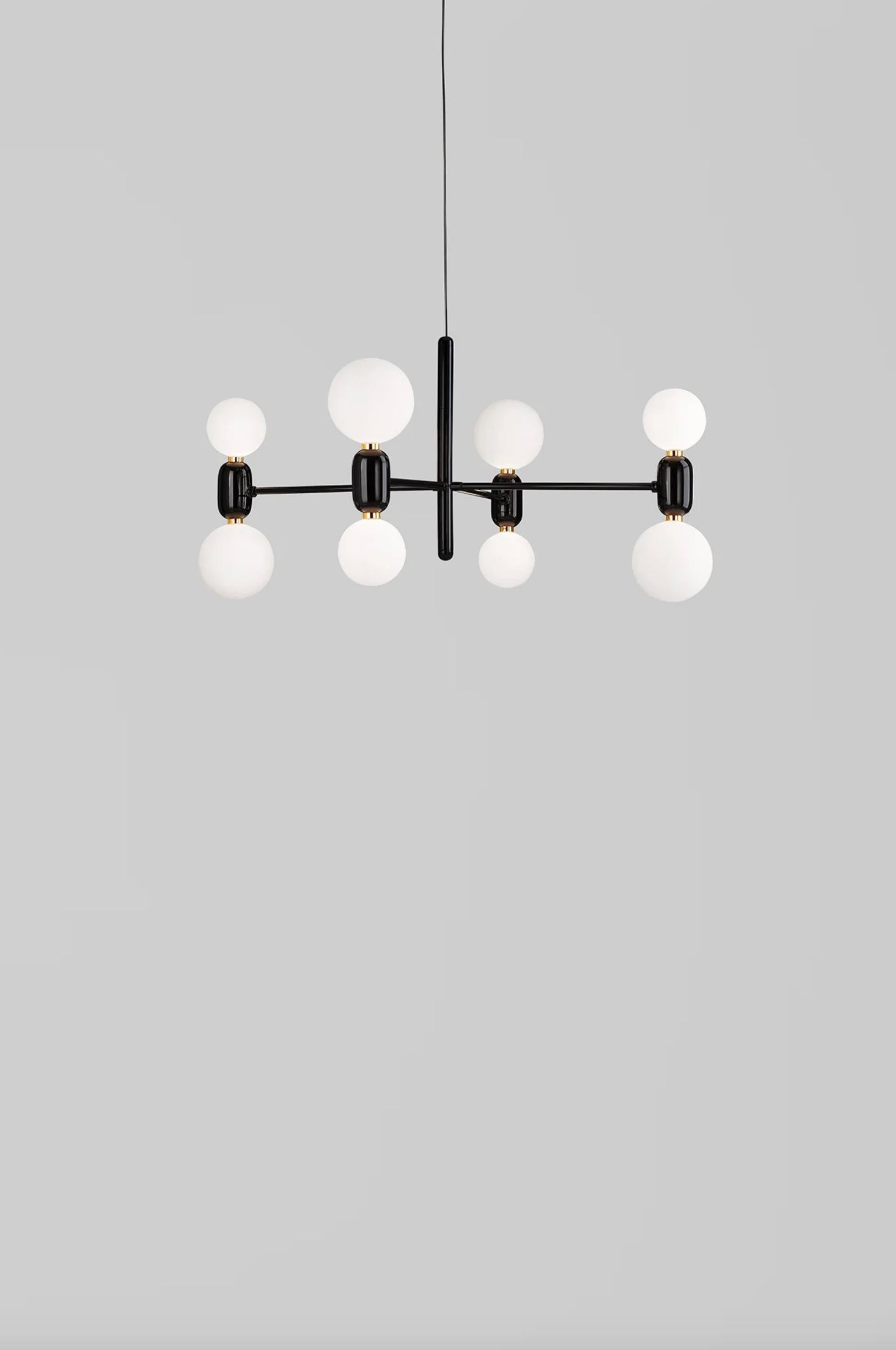 Jaime Hayon Aballs Lampadario 4 Sospensione Nero Per Parachilna 

Collezione lucida e accattivante. Abbina due materiali nobili: la ceramica e il vetro. Entrambi sono stati realizzati a mano con tecniche artigianali tradizionali.

Dettagli del