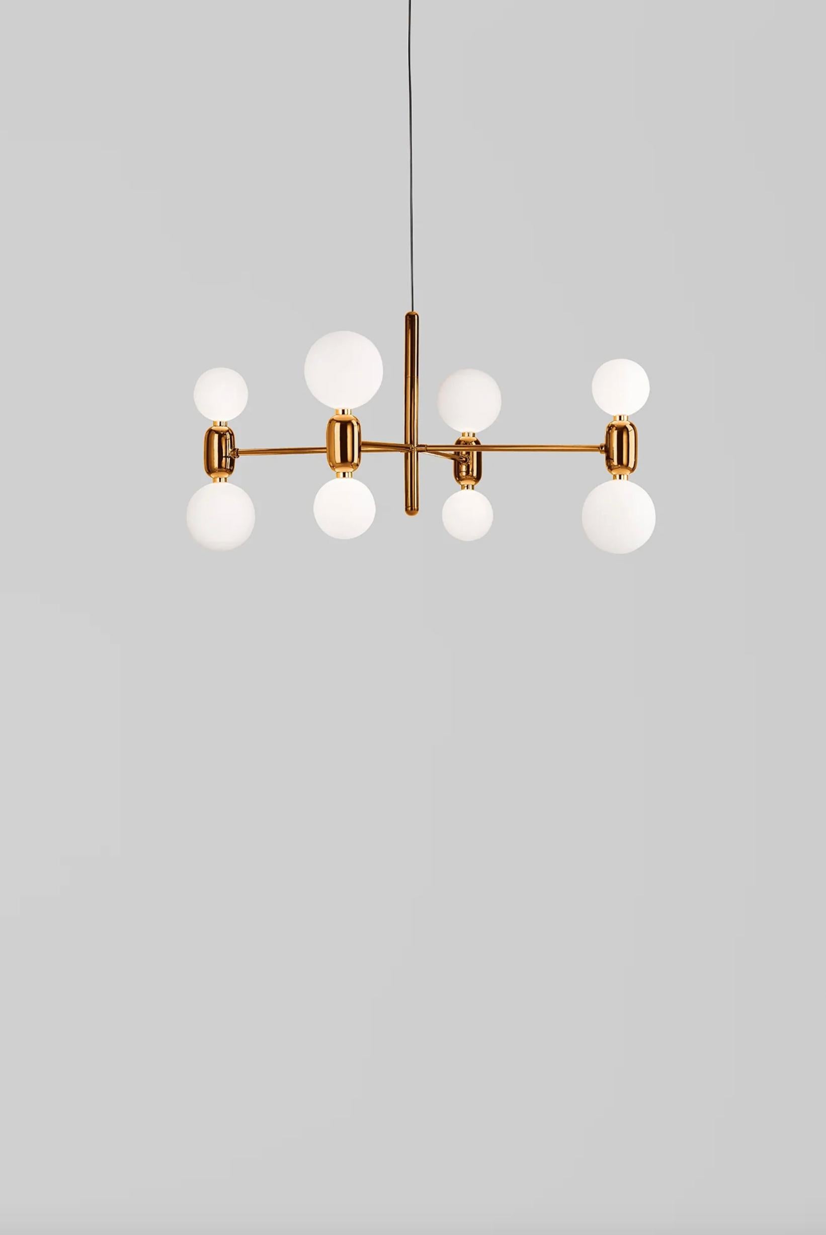 Lustre Aballs 4 à suspension dorée de Jaime Hayon pour Parachilna 

Collectional brillante et accrocheuse. L'association de deux matériaux nobles : la céramique et le verre. Tous deux sont fabriqués à la main selon un savoir-faire